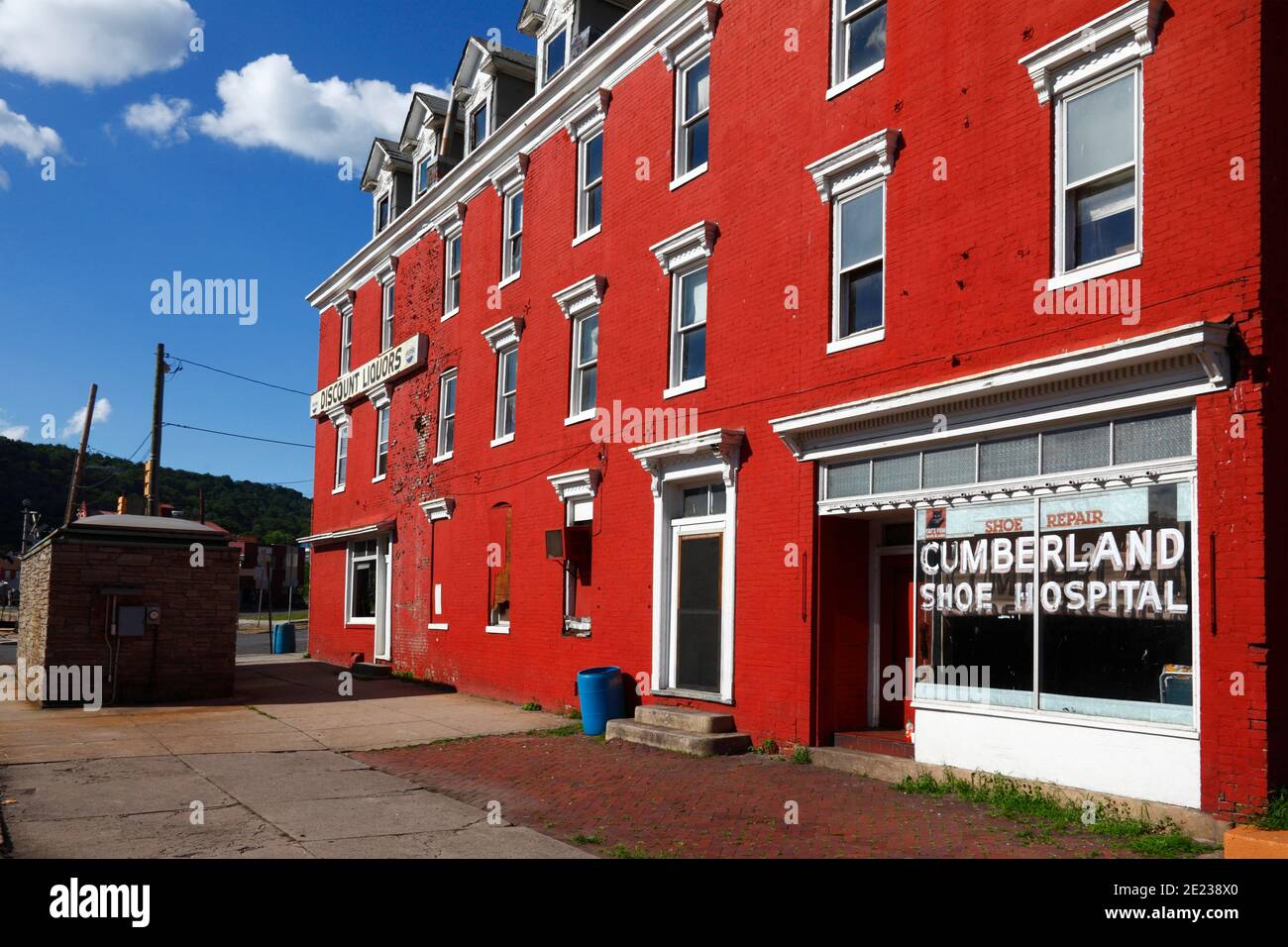 Schuhkrankenhaus Reparaturwerkstatt und Discountlikör, Cumberland, Maryland MD, USA Stockfoto