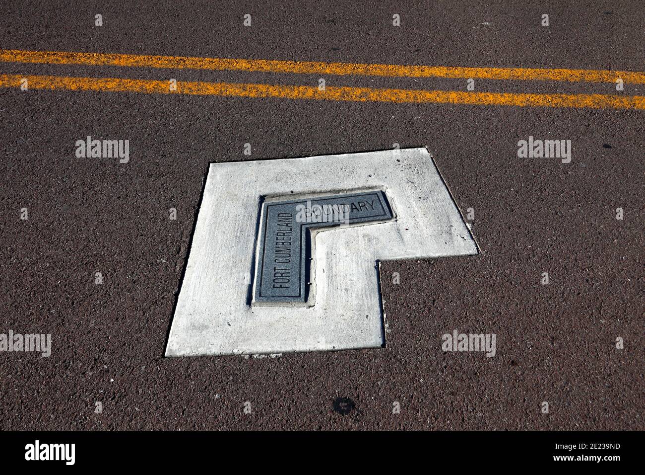 Detail der Plakette in der Washington Street, die Position der Grenzmauer von Fort Cumberland, Cumberland, Maryland MD, USA markiert Stockfoto