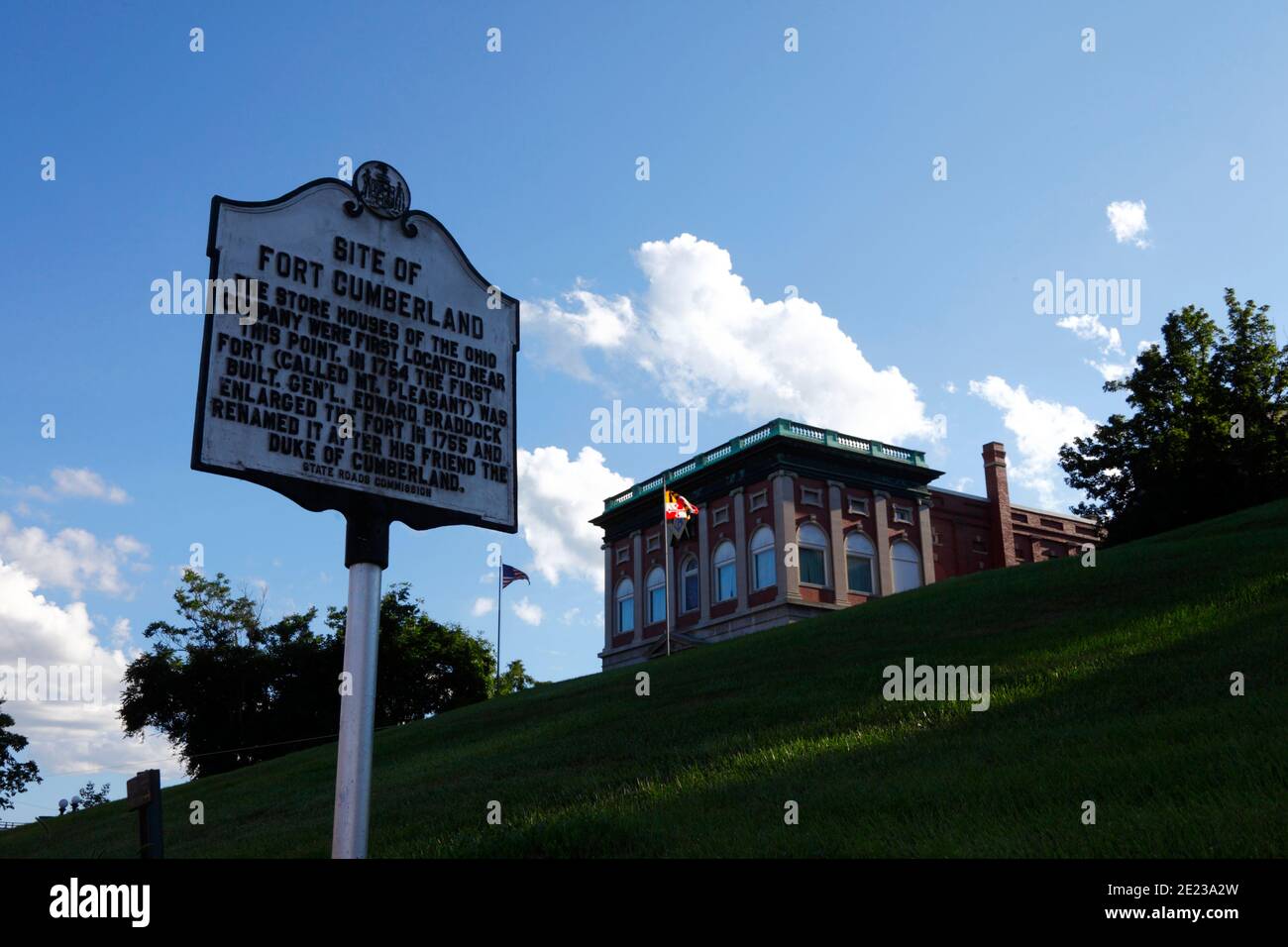 Schilder Markierungsstelle von Fort Cumberland Geschäftshäusern, Freimaurer Tempel Gebäude im Hintergrund, Cumberland, Maryland MD, USA Stockfoto
