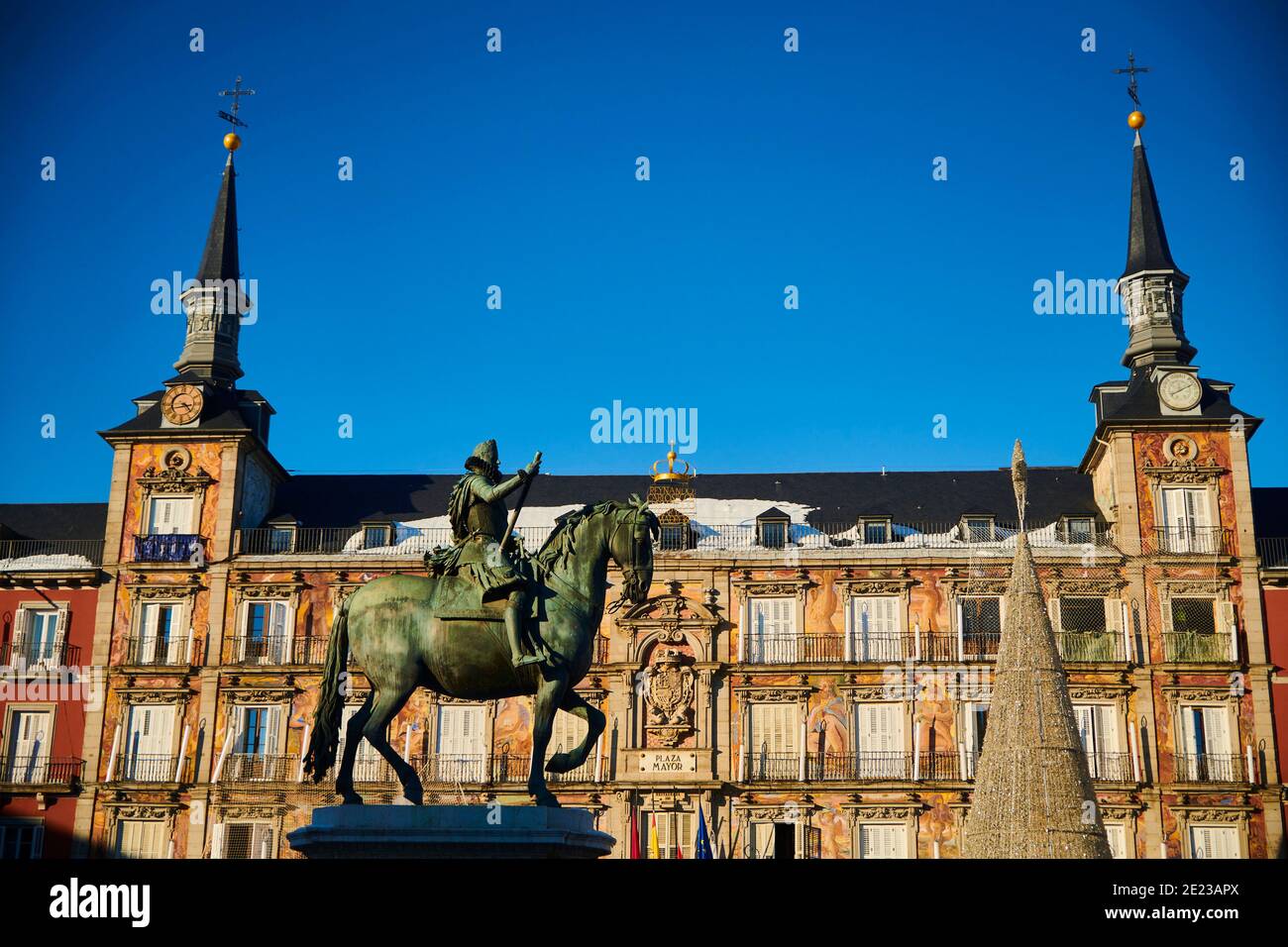 Madrid, Madrid, Spanien. Januar 2021. Blick auf den Snowy Plaza Mayor Platz mit Menschen, die Fotos machen und am 11. Januar 2021 in Madrid, Spanien, genießen. Storm Filomena brachte mehr als 50 cm Schnee in die spanische Hauptstadt, der meiste seit Jahrzehnten. Kredit: Jack Abuin/ZUMA Wire/Alamy Live Nachrichten Stockfoto