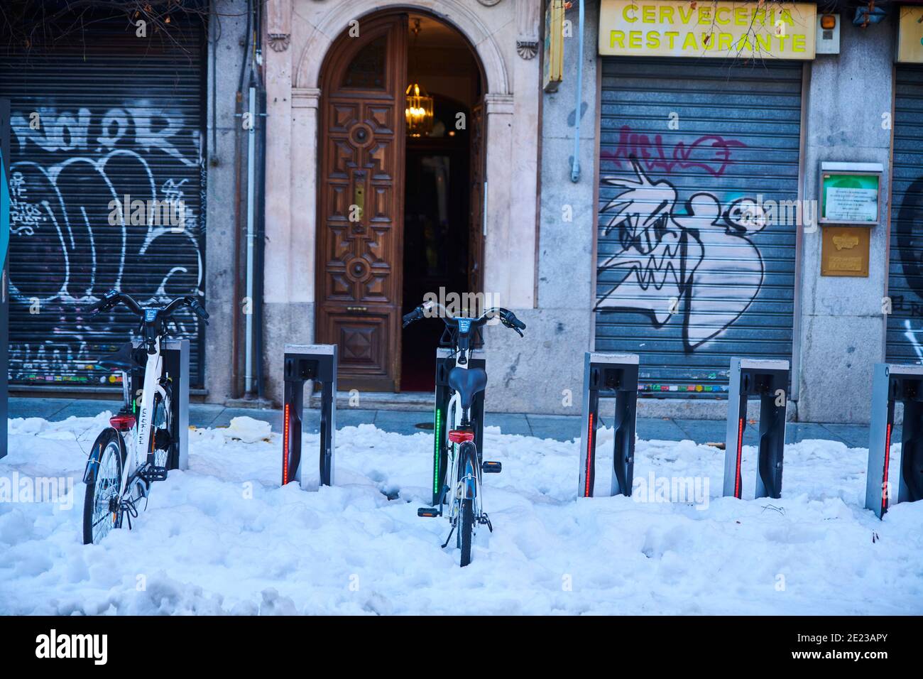 Madrid, Madrid, Spanien. Januar 2021. Roller auf verschneiten Straßen am 11. Januar 2021 in Madrid, Spanien. Storm Filomena brachte mehr als 50 cm Schnee in die spanische Hauptstadt, der meiste seit Jahrzehnten. Kredit: Jack Abuin/ZUMA Wire/Alamy Live Nachrichten Stockfoto