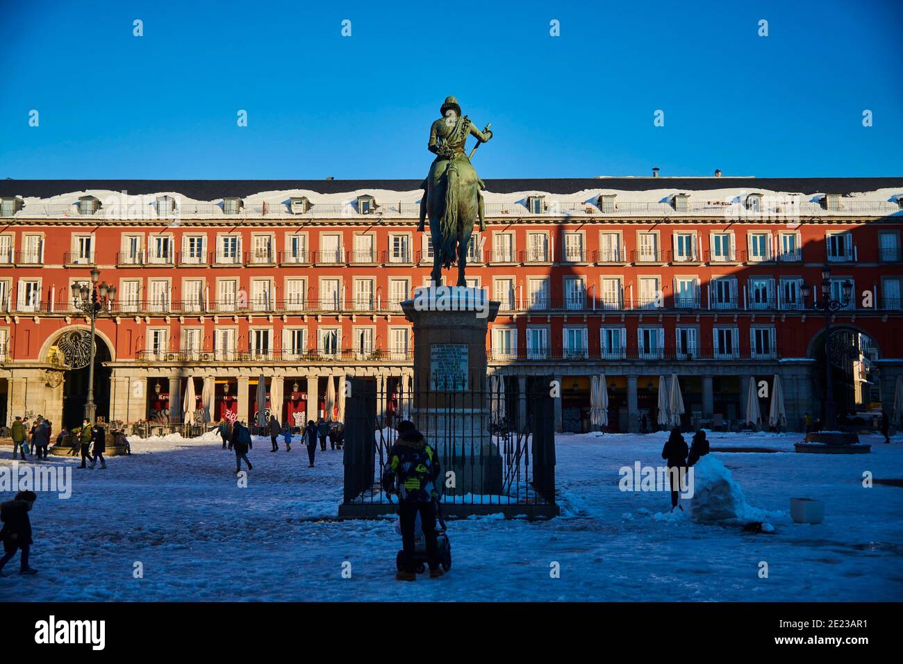 Madrid, Madrid, Spanien. Januar 2021. Blick auf den Snowy Plaza Mayor Platz mit Menschen, die Fotos machen und am 11. Januar 2021 in Madrid, Spanien, genießen. Storm Filomena brachte mehr als 50 cm Schnee in die spanische Hauptstadt, der meiste seit Jahrzehnten. Kredit: Jack Abuin/ZUMA Wire/Alamy Live Nachrichten Stockfoto