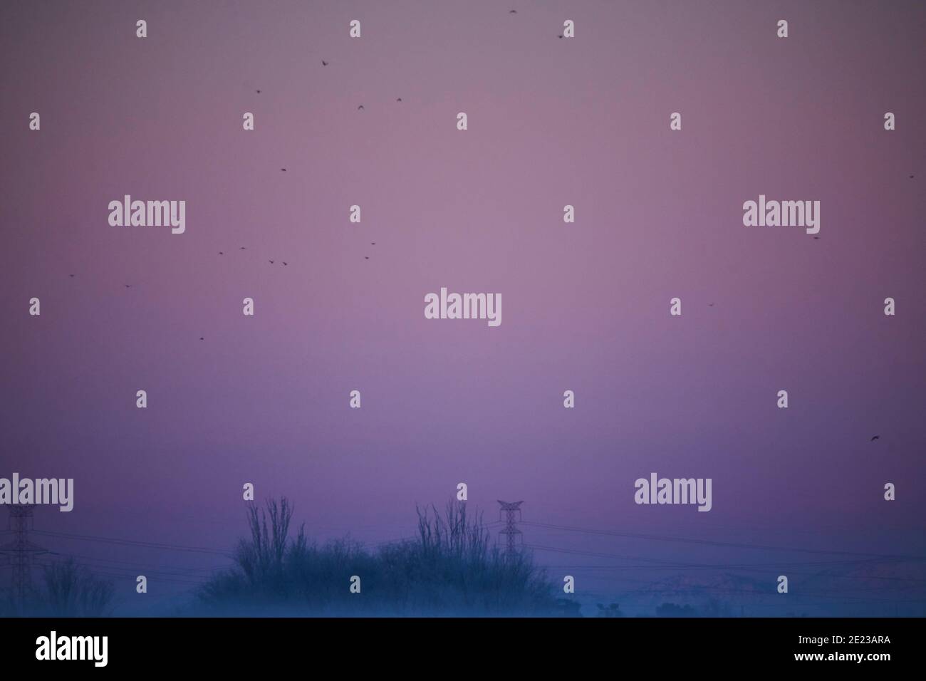 Madrid, Madrid, Spanien. Januar 2021. Sonnenaufgang auf Mostoles. Storm Filomena brachte mehr als 50 cm Schnee in die spanische Hauptstadt, der meiste seit Jahrzehnten. Kredit: Jack Abuin/ZUMA Wire/Alamy Live Nachrichten Stockfoto