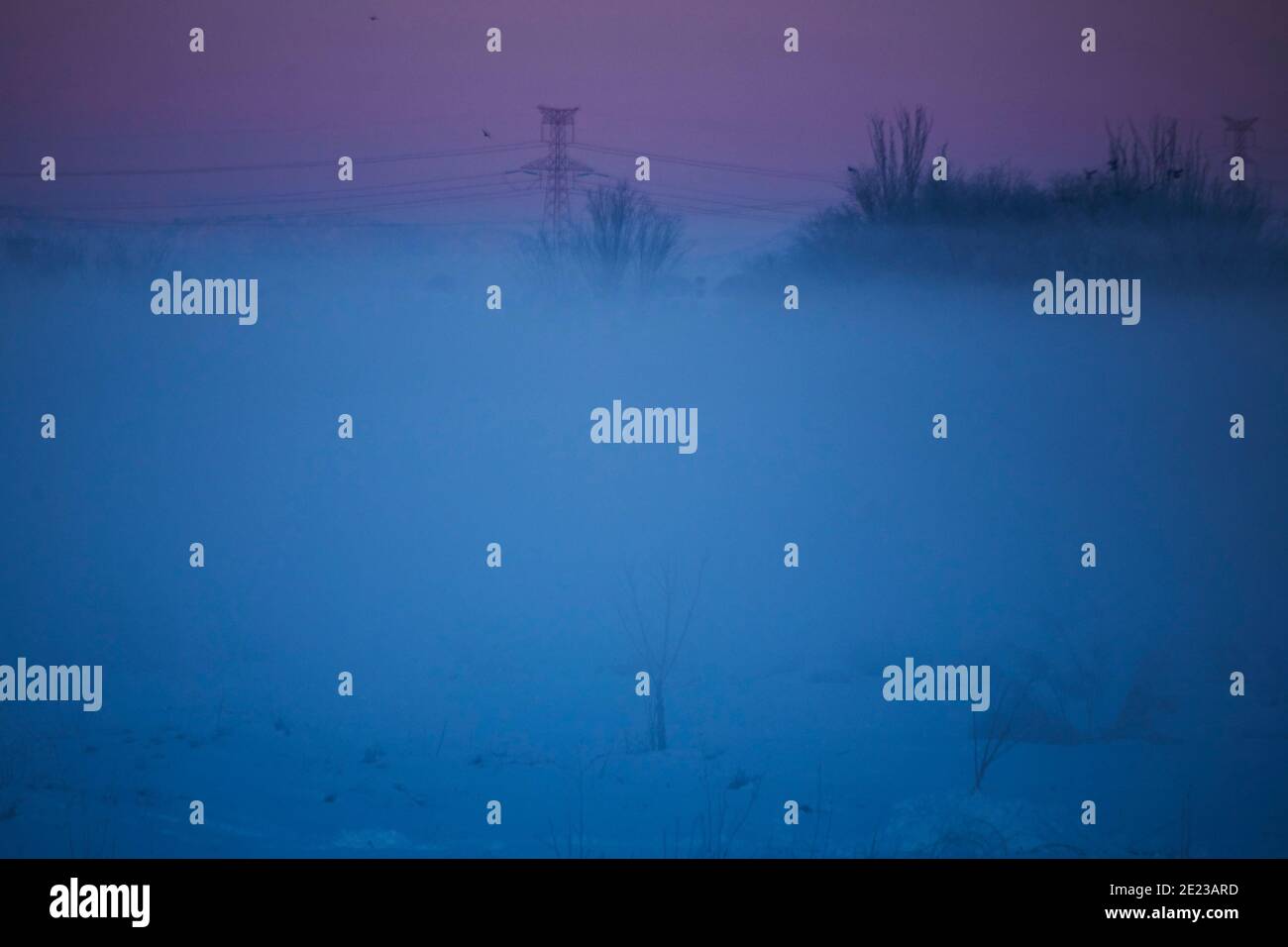 Madrid, Madrid, Spanien. Januar 2021. Sonnenaufgang auf Mostoles. Storm Filomena brachte mehr als 50 cm Schnee in die spanische Hauptstadt, der meiste seit Jahrzehnten. Kredit: Jack Abuin/ZUMA Wire/Alamy Live Nachrichten Stockfoto