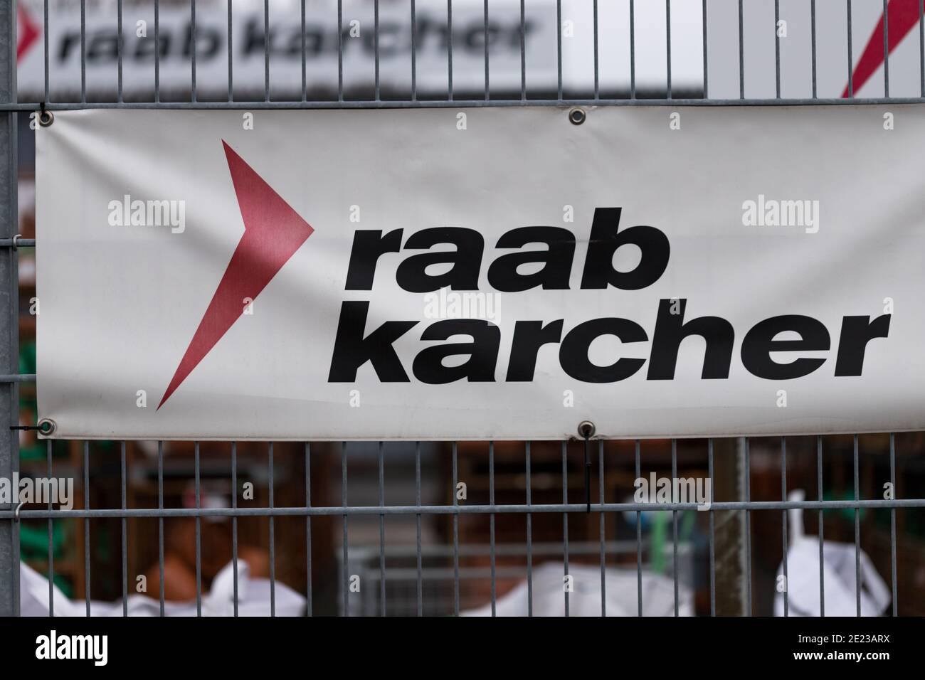 Hildesheim, 10. Januar 2021: Logo und Beschriftung einer Niederlassung von raab  karcher, einem Unternehmen für den Handel mit Baustoffen Stockfotografie -  Alamy