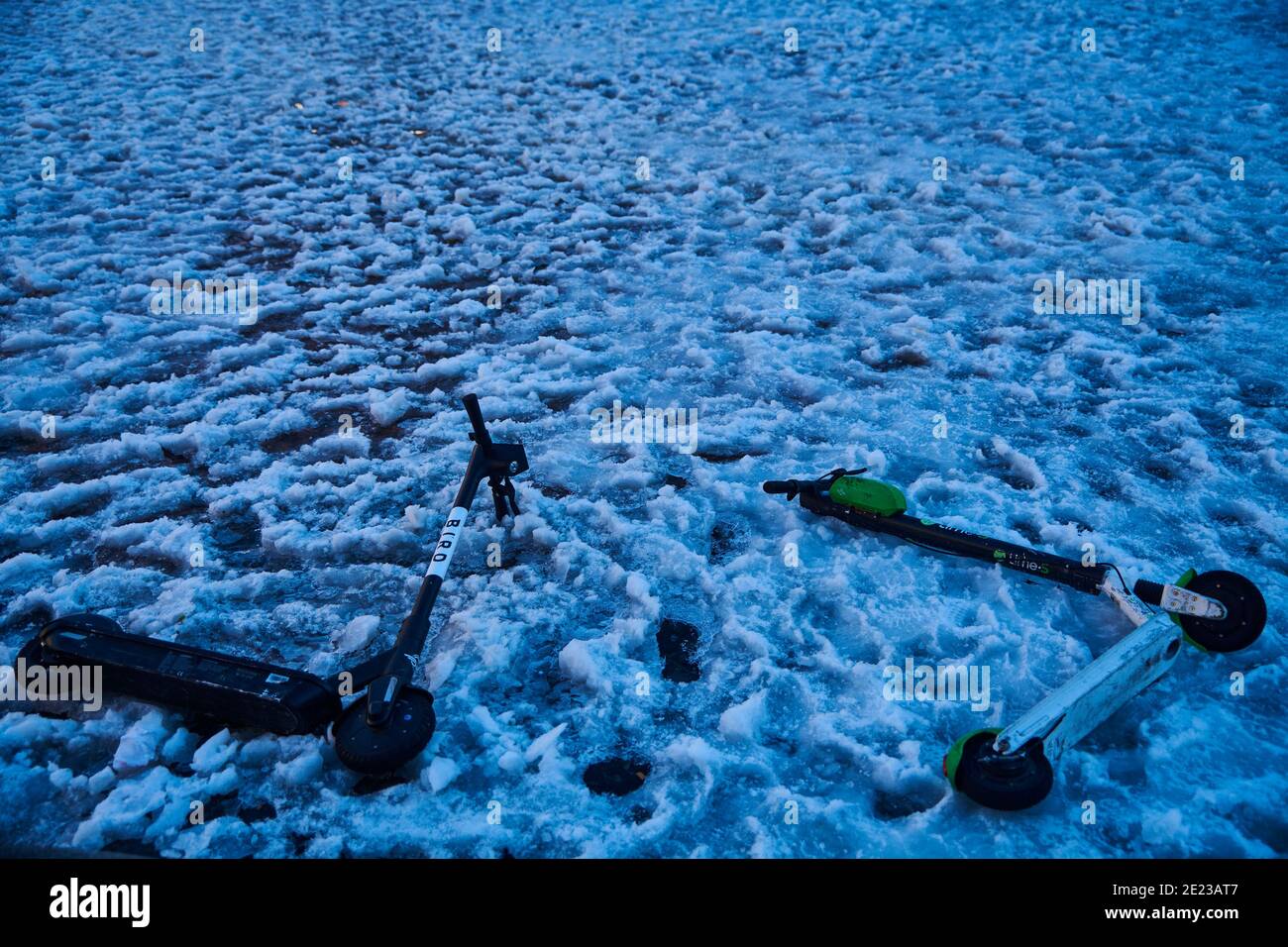 Madrid, Madrid, Spanien. Januar 2021. Roller auf verschneiten Straßen am 11. Januar 2021 in Madrid, Spanien. Storm Filomena brachte mehr als 50 cm Schnee in die spanische Hauptstadt, der meiste seit Jahrzehnten. Kredit: Jack Abuin/ZUMA Wire/Alamy Live Nachrichten Stockfoto