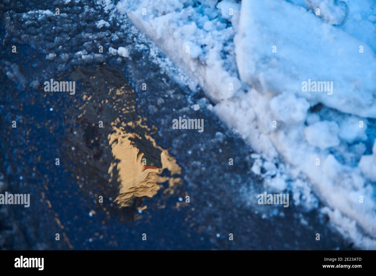 Madrid, Madrid, Spanien. Januar 2021. Reflexionen auf verschneiten Straßen am 11. Januar 2021 in Madrid, Spanien. Storm Filomena brachte mehr als 50 cm Schnee in die spanische Hauptstadt, der meiste seit Jahrzehnten. Kredit: Jack Abuin/ZUMA Wire/Alamy Live Nachrichten Stockfoto