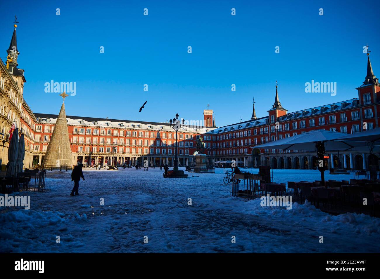 Madrid, Madrid, Spanien. Januar 2021. Blick auf den Snowy Plaza Mayor Platz mit Menschen, die Fotos machen und am 11. Januar 2021 in Madrid, Spanien, genießen. Storm Filomena brachte mehr als 50 cm Schnee in die spanische Hauptstadt, der meiste seit Jahrzehnten. Kredit: Jack Abuin/ZUMA Wire/Alamy Live Nachrichten Stockfoto