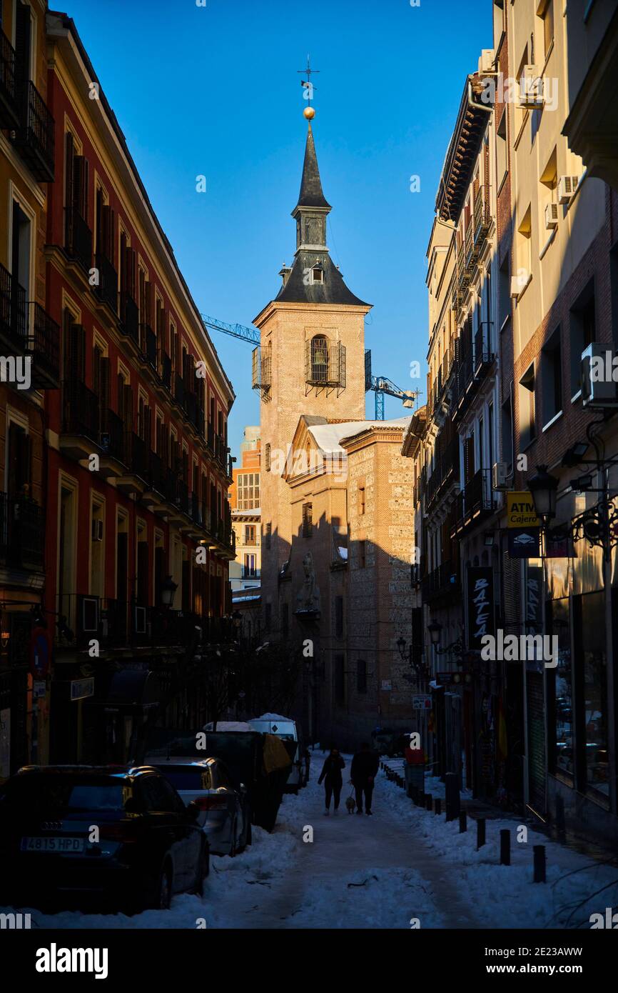 Madrid, Madrid, Spanien. Januar 2021. Menschen, die am 11. Januar 2021 in Madrid auf verschneiten Straßen spazieren. Storm Filomena brachte mehr als 50 cm Schnee in die spanische Hauptstadt, der meiste seit Jahrzehnten. Kredit: Jack Abuin/ZUMA Wire/Alamy Live Nachrichten Stockfoto