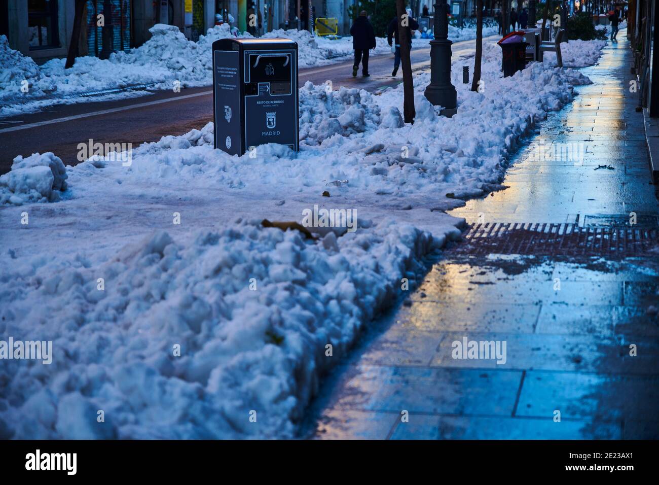 Madrid, Madrid, Spanien. Januar 2021. Menschen, die am 11. Januar 2021 in Madrid, Spanien, zur verschneiten Mayor Street laufen. Storm Filomena brachte mehr als 50 cm Schnee in die spanische Hauptstadt, der meiste seit Jahrzehnten. Kredit: Jack Abuin/ZUMA Wire/Alamy Live Nachrichten Stockfoto