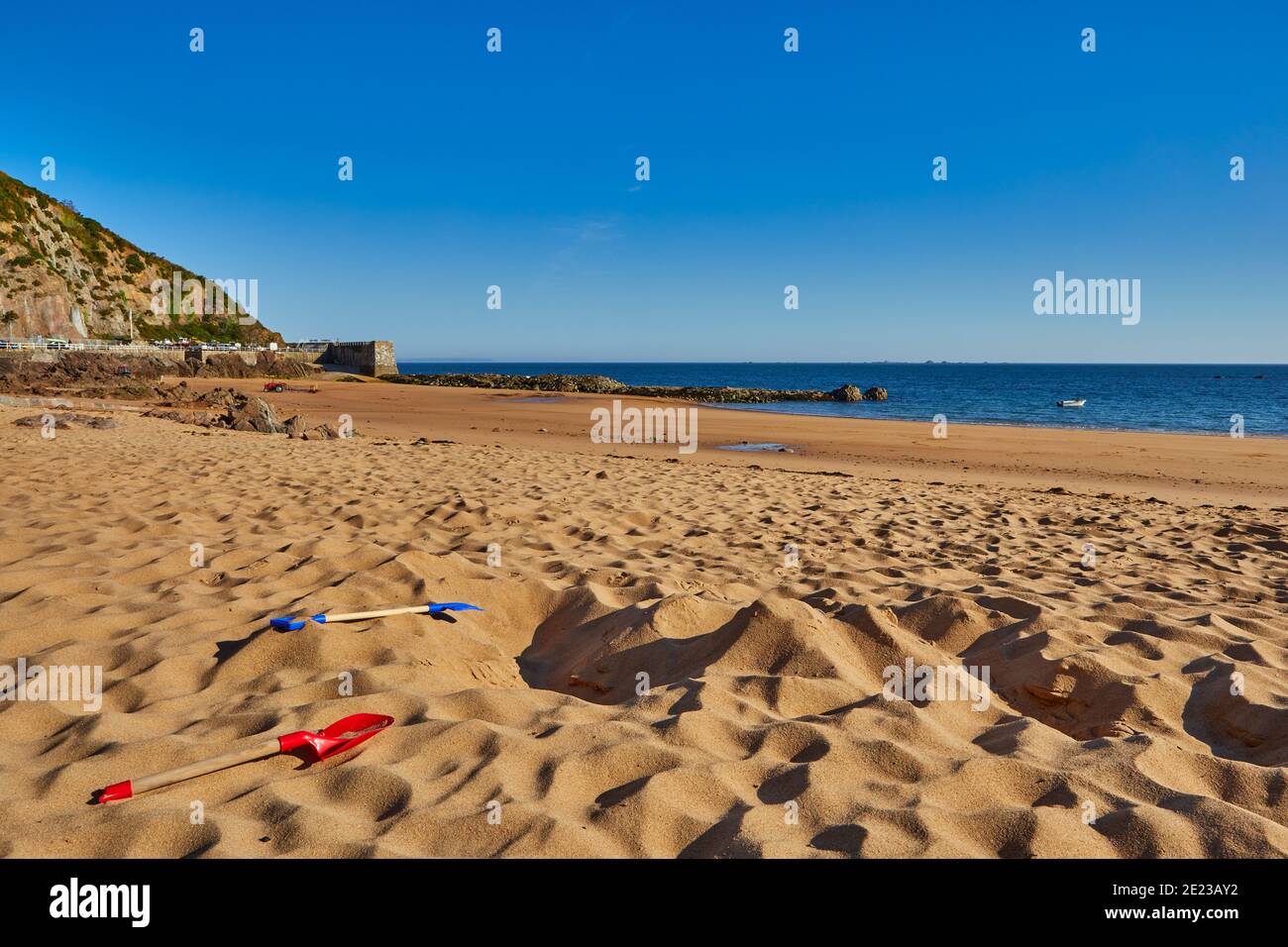 Bild von La Greve de Lecq in der mornig sumer Sonnenschein bei Ebbe mit Sandstrand und klaren blauen Himmel. Jersey, Kanalinseln, Großbritannien Stockfoto