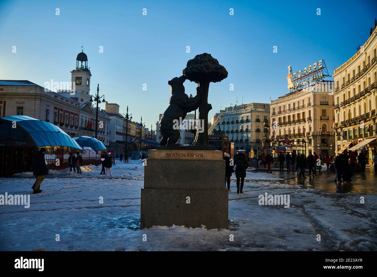 Madrid, Madrid, Spanien. Januar 2021. Blick auf Puerta del Sol Platz und Oso und Madrono Statue mit Menschen fotografieren und genießen die verschneite Landschaft am 11. Januar 2021 in Madrid, Spanien. Storm Filomena brachte mehr als 50 cm Schnee in die spanische Hauptstadt, der meiste seit Jahrzehnten. Kredit: Jack Abuin/ZUMA Wire/Alamy Live Nachrichten Stockfoto