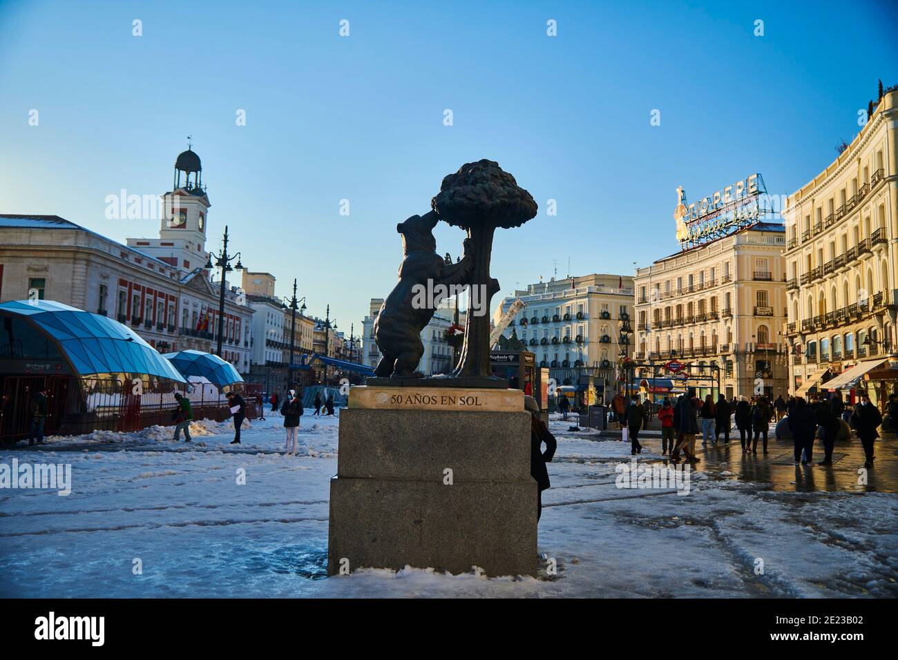 Madrid, Madrid, Spanien. Januar 2021. Blick auf Puerta del Sol Platz und Oso und Madrono Statue mit Menschen fotografieren und genießen die verschneite Landschaft am 11. Januar 2021 in Madrid, Spanien. Storm Filomena brachte mehr als 50 cm Schnee in die spanische Hauptstadt, der meiste seit Jahrzehnten. Kredit: Jack Abuin/ZUMA Wire/Alamy Live Nachrichten Stockfoto
