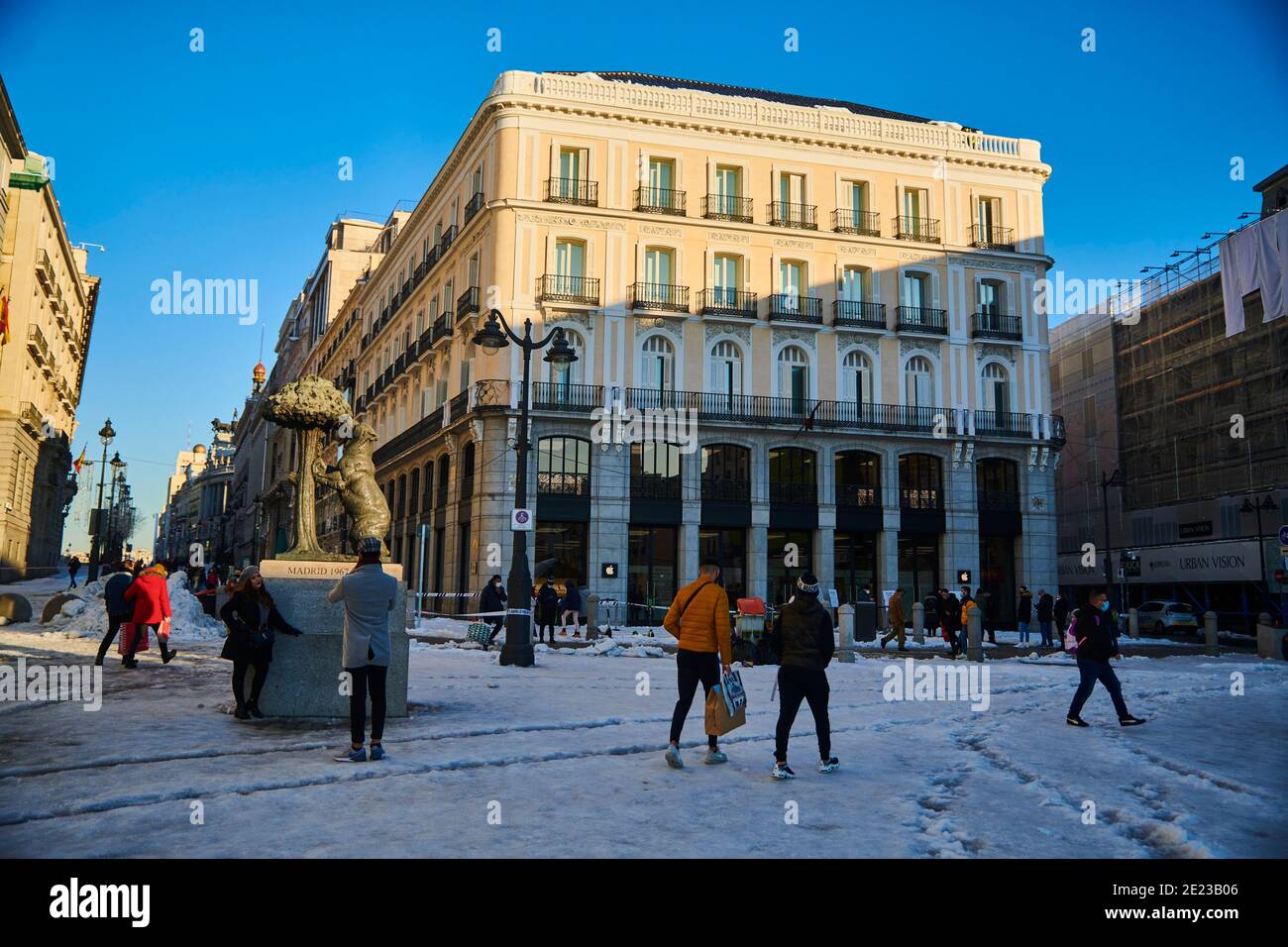 Madrid, Madrid, Spanien. Januar 2021. Blick auf Puerta del Sol Platz und Oso und Madrono Statue mit Menschen fotografieren und genießen die verschneite Landschaft am 11. Januar 2021 in Madrid, Spanien. Storm Filomena brachte mehr als 50 cm Schnee in die spanische Hauptstadt, der meiste seit Jahrzehnten. Kredit: Jack Abuin/ZUMA Wire/Alamy Live Nachrichten Stockfoto
