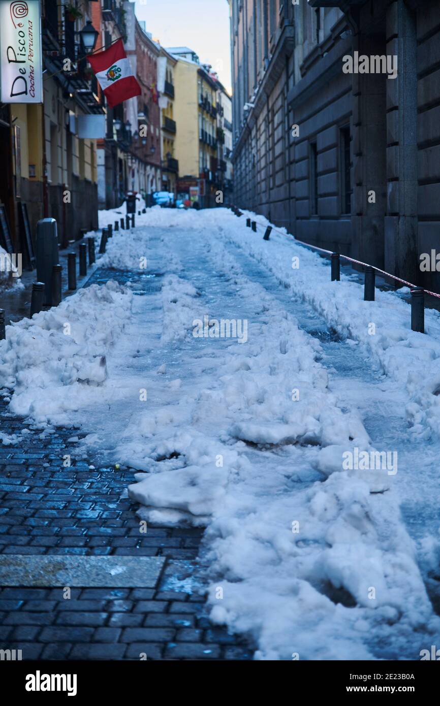 Madrid, Madrid, Spanien. Januar 2021. Verschneite Straße am 11. Januar 2021 in Madrid, Spanien. Storm Filomena brachte mehr als 50 cm Schnee in die spanische Hauptstadt, der meiste seit Jahrzehnten. Kredit: Jack Abuin/ZUMA Wire/Alamy Live Nachrichten Stockfoto