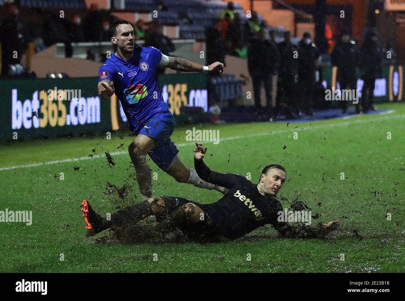 Liam Hogan von Stockport County (links) und Mark Noble von West Ham United kämpfen beim dritten Lauf des Emirates FA Cup im Edgeley Park, Stockport, um den Ball. Stockfoto