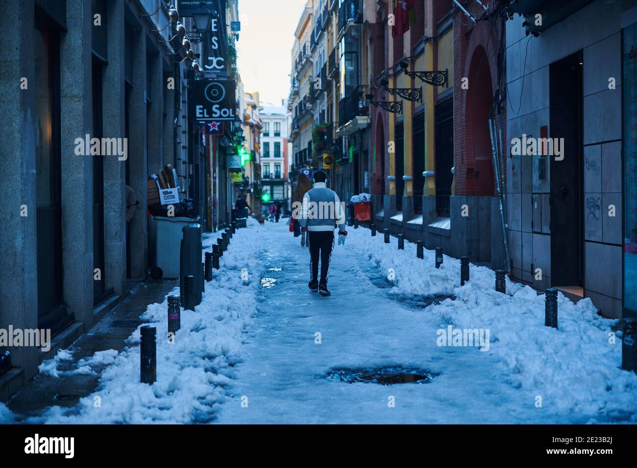 Madrid, Madrid, Spanien. Januar 2021. Menschen, die am 11. Januar 2021 in Madrid auf verschneiten Straßen spazieren. Storm Filomena brachte mehr als 50 cm Schnee in die spanische Hauptstadt, der meiste seit Jahrzehnten. Kredit: Jack Abuin/ZUMA Wire/Alamy Live Nachrichten Stockfoto