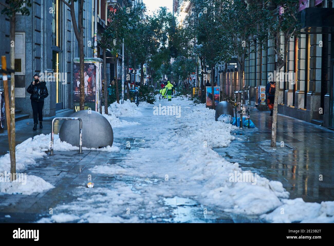 Madrid, Madrid, Spanien. Januar 2021. Menschen, die am 11. Januar 2021 in Madrid auf verschneiten Straßen spazieren. Storm Filomena brachte mehr als 50 cm Schnee in die spanische Hauptstadt, der meiste seit Jahrzehnten. Kredit: Jack Abuin/ZUMA Wire/Alamy Live Nachrichten Stockfoto