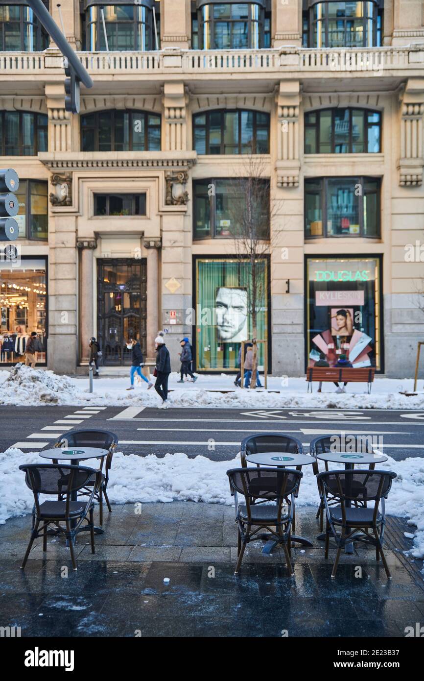 Madrid, Madrid, Spanien. Januar 2021. Eine leere Terraza in der Snowy Gran Via Straße am 11. Januar 2021 in Madrid, Spanien. Storm Filomena brachte mehr als 50 cm Schnee in die spanische Hauptstadt, der meiste seit Jahrzehnten. Kredit: Jack Abuin/ZUMA Wire/Alamy Live Nachrichten Stockfoto