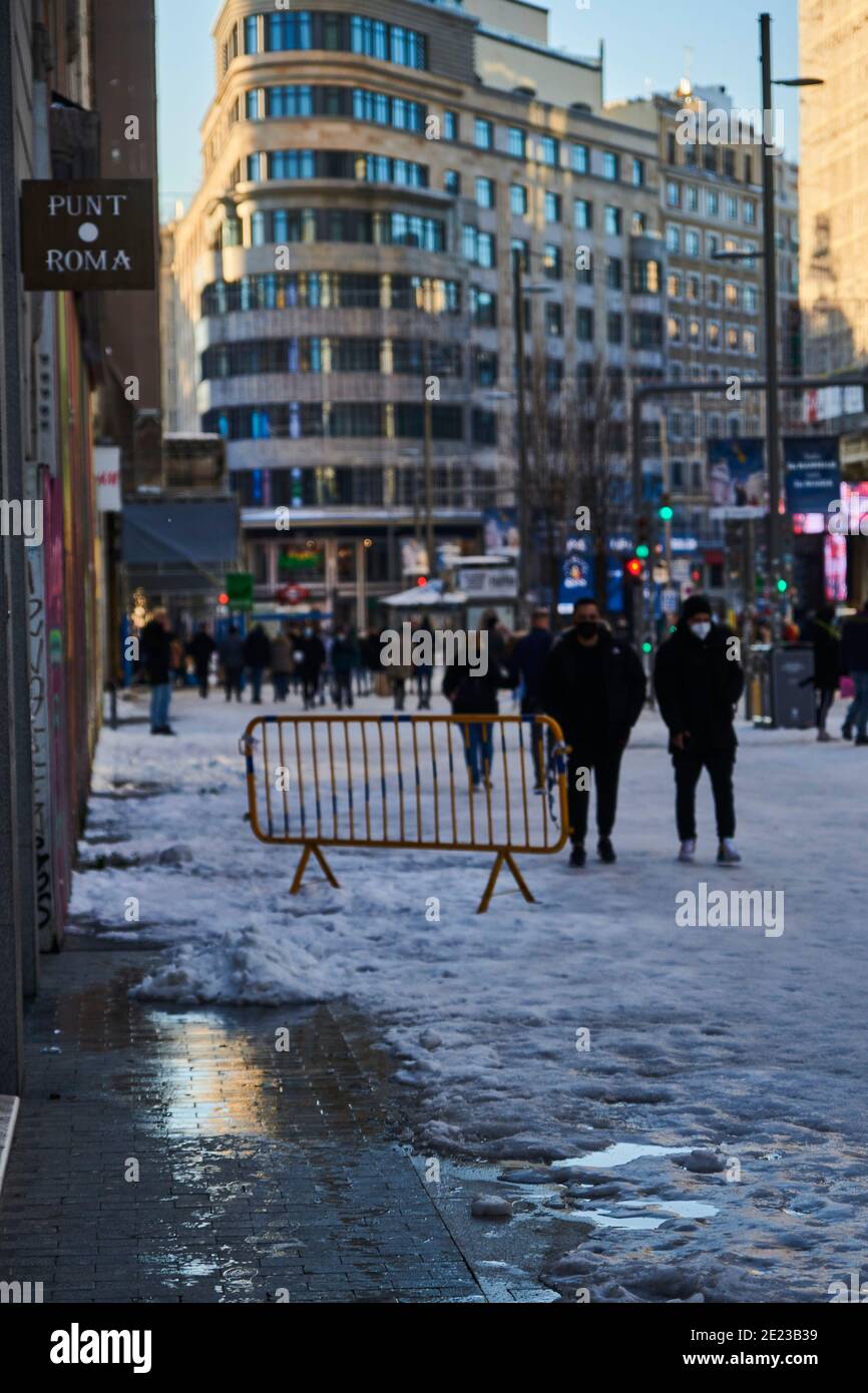 Madrid, Madrid, Spanien. Januar 2021. Menschen, die am 11. Januar 2021 in Madrid, Spanien, zur verschneiten Gran Via-Straße laufen. Storm Filomena brachte mehr als 50 cm Schnee in die spanische Hauptstadt, der meiste seit Jahrzehnten. Kredit: Jack Abuin/ZUMA Wire/Alamy Live Nachrichten Stockfoto