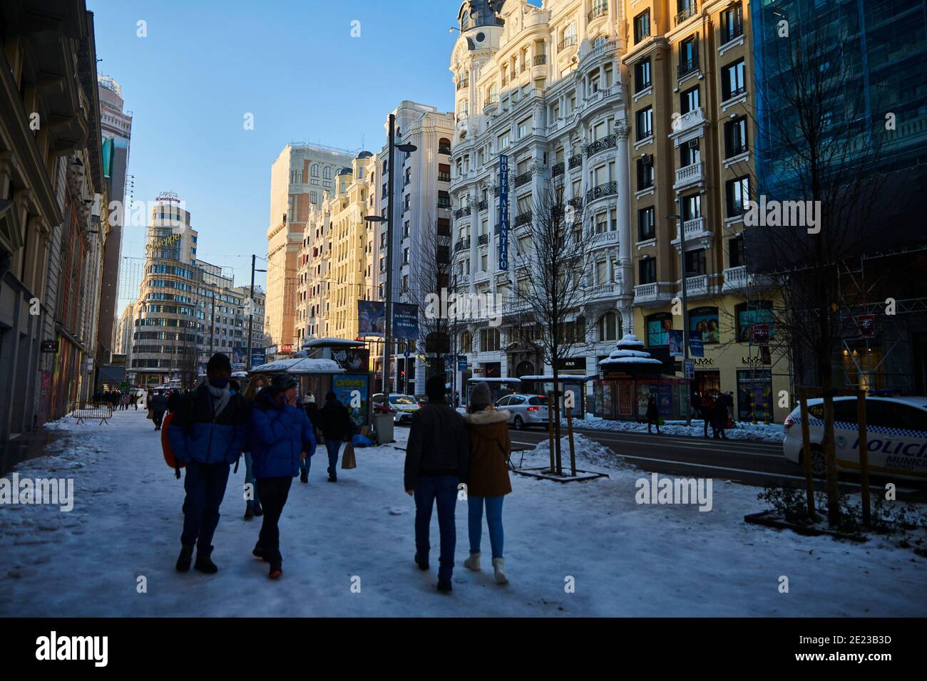 Madrid, Madrid, Spanien. Januar 2021. Menschen, die am 11. Januar 2021 in Madrid, Spanien, zur verschneiten Gran Via-Straße laufen. Storm Filomena brachte mehr als 50 cm Schnee in die spanische Hauptstadt, der meiste seit Jahrzehnten. Kredit: Jack Abuin/ZUMA Wire/Alamy Live Nachrichten Stockfoto