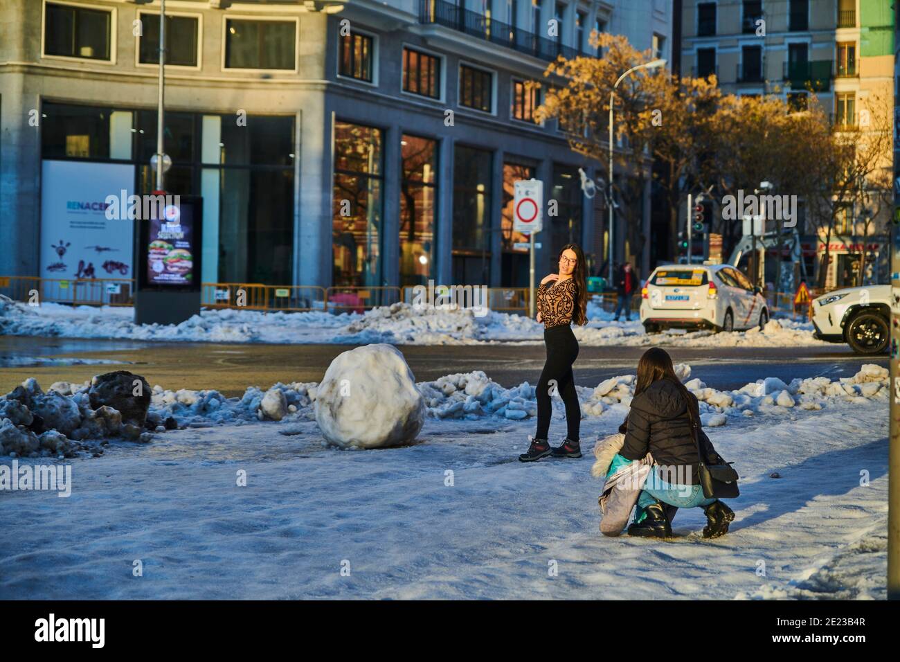 Madrid, Madrid, Spanien. Januar 2021. Eine Influencer-Pose für einen Fotografen auf der Snowy Plaza de Espana am 11. Januar 2021 in Madrid, Spanien. Storm Filomena brachte mehr als 50 cm Schnee in die spanische Hauptstadt, der meiste seit Jahrzehnten. Kredit: Jack Abuin/ZUMA Wire/Alamy Live Nachrichten Stockfoto