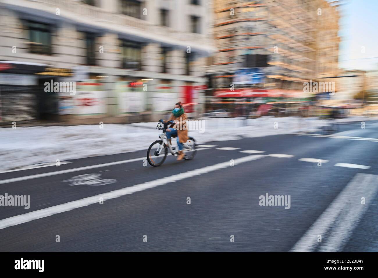 Madrid, Madrid, Spanien. Januar 2021. Menschen mit verschneiten und leeren Gran Via Straße am 11. Januar 2021 in Madrid, Spanien. Storm Filomena brachte mehr als 50 cm Schnee in die spanische Hauptstadt, der meiste seit Jahrzehnten. Kredit: Jack Abuin/ZUMA Wire/Alamy Live Nachrichten Stockfoto