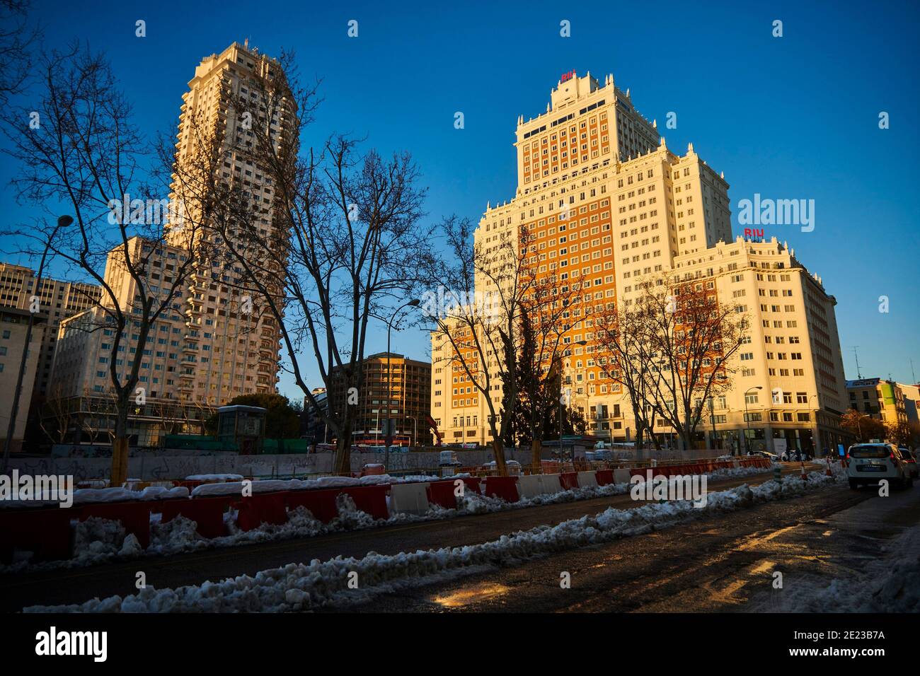 Madrid, Madrid, Spanien. Januar 2021. Blick auf Snowy Plaza de Espana am 11. Januar 2021 in Madrid, Spanien. Storm Filomena brachte mehr als 50 cm Schnee in die spanische Hauptstadt, der meiste seit Jahrzehnten. Kredit: Jack Abuin/ZUMA Wire/Alamy Live Nachrichten Stockfoto