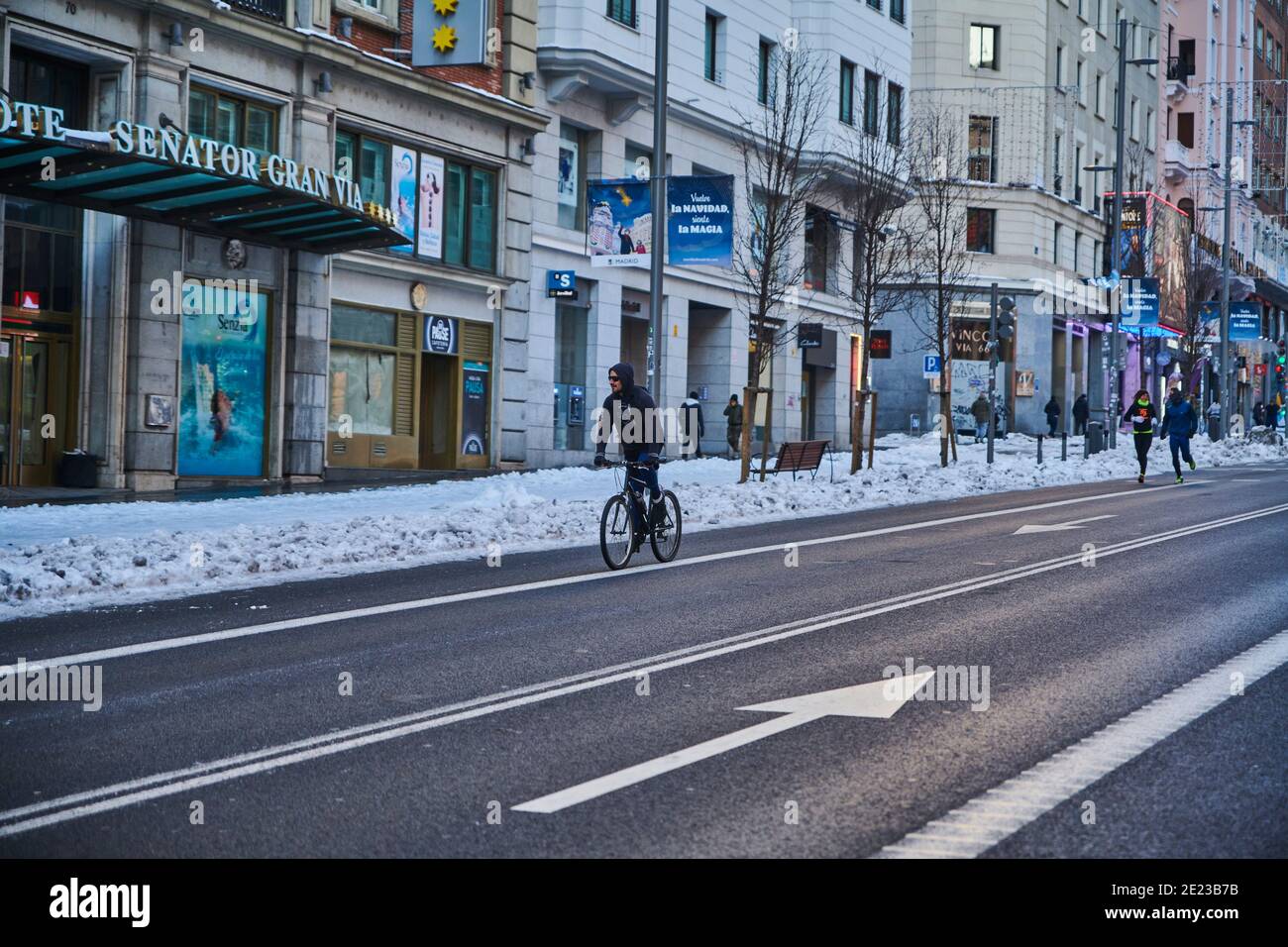 Madrid, Madrid, Spanien. Januar 2021. Menschen mit verschneiten und leeren Gran Via Straße am 11. Januar 2021 in Madrid, Spanien. Storm Filomena brachte mehr als 50 cm Schnee in die spanische Hauptstadt, der meiste seit Jahrzehnten. Kredit: Jack Abuin/ZUMA Wire/Alamy Live Nachrichten Stockfoto
