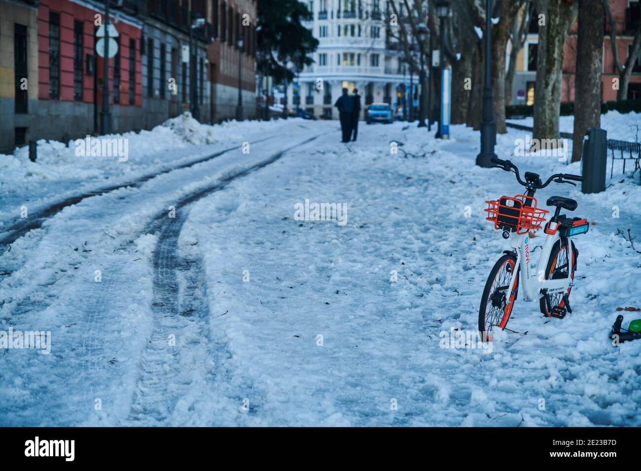 Madrid, Madrid, Spanien. Januar 2021. Fahren Sie am 11. Januar 2021 in Madrid auf verschneiten Straßen. Storm Filomena brachte mehr als 50 cm Schnee in die spanische Hauptstadt, der meiste seit Jahrzehnten. Kredit: Jack Abuin/ZUMA Wire/Alamy Live Nachrichten Stockfoto