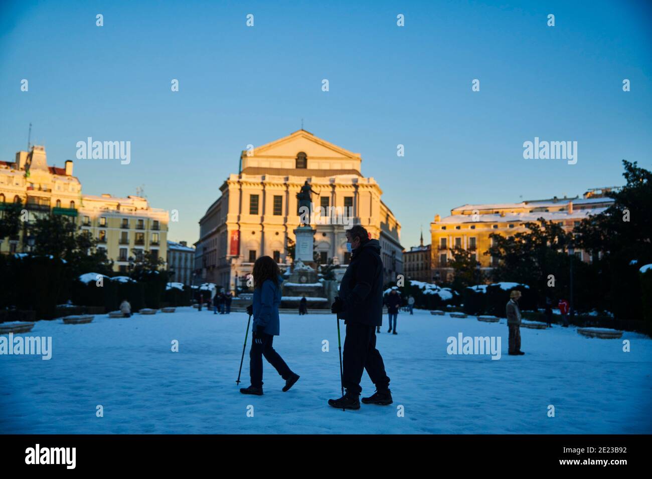 Madrid, Madrid, Spanien. Januar 2021. Blick auf Royal Teather mit einem großen withe Schnee Platz bei Sonnenuntergang mit Menschen fotografieren und genießen Sie mit Schneelandschaft am 11. Januar 2021 in Madrid, Spanien. Storm Filomena brachte mehr als 50 cm Schnee in die spanische Hauptstadt, der meiste seit Jahrzehnten. Kredit: Jack Abuin/ZUMA Wire/Alamy Live Nachrichten Stockfoto