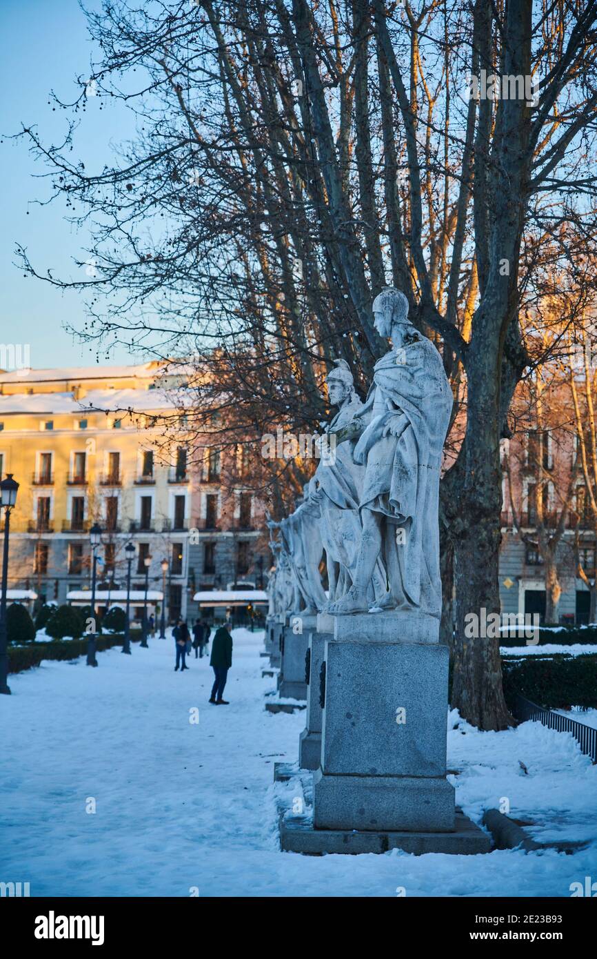 Madrid, Madrid, Spanien. Januar 2021. Ansichten von Statuen des Oriente-Platzes am 11. Januar 2021 in Madrid, Spanien. Storm Filomena brachte mehr als 50 cm Schnee in die spanische Hauptstadt, der meiste seit Jahrzehnten. Kredit: Jack Abuin/ZUMA Wire/Alamy Live Nachrichten Stockfoto