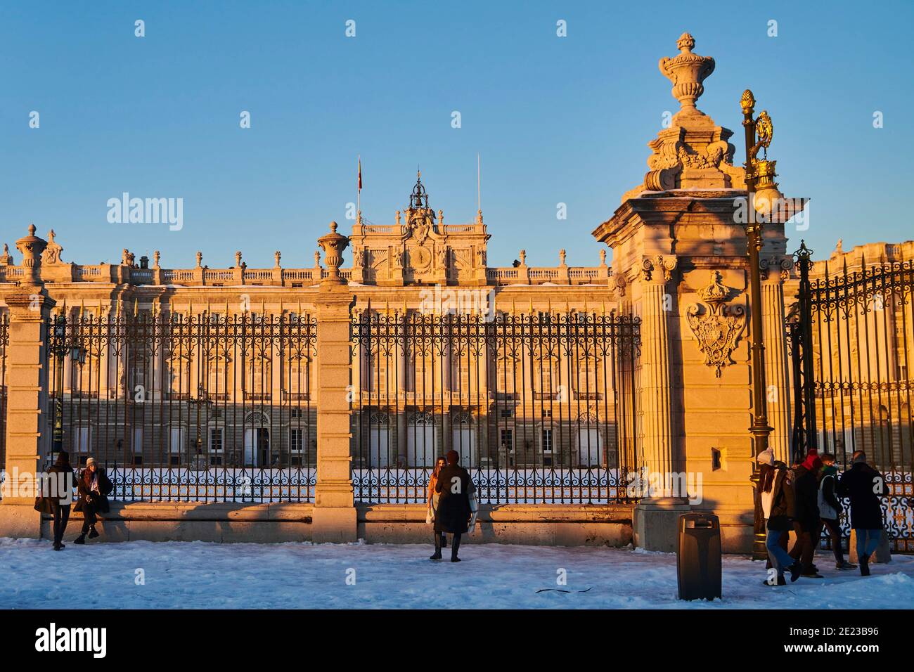 Madrid, Madrid, Spanien. Januar 2021. Blick auf den Königspalast mit einem großen weiten Schneeplatz bei Sonnenuntergang mit Menschen fotografieren und genießen Sie mit Schneelandschaft am 11. Januar 2021 in Madrid, Spanien. Storm Filomena brachte mehr als 50 cm Schnee in die spanische Hauptstadt, der meiste seit Jahrzehnten. Kredit: Jack Abuin/ZUMA Wire/Alamy Live Nachrichten Stockfoto
