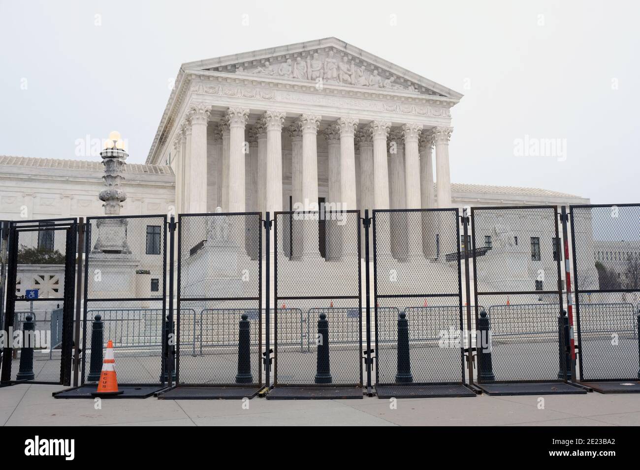 Um den Capitol Hill herum werden Zäune und Barrikaden errichtet, nachdem Präsident Trump-Anhänger gegen das Wahlergebnis das Capitol Building gestürmt haben. Stockfoto