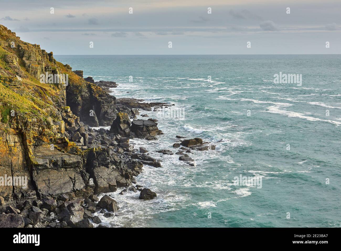Bild der Landzunge am Lizard Point, Cornwall mit Wellen, Felsen und einem bewölkten Himmel. uk Stockfoto