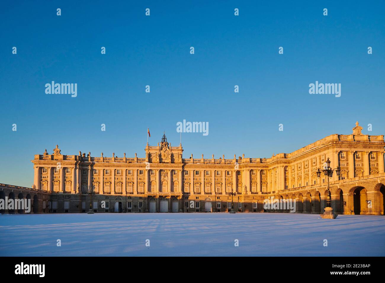 Madrid, Madrid, Spanien. Januar 2021. Blick auf den Königspalast mit einem großen, schneebedeckten Platz bei Sonnenuntergang am 11. Januar 2021 in Madrid, Spanien. Storm Filomena brachte mehr als 50 cm Schnee in die spanische Hauptstadt, der meiste seit Jahrzehnten. Kredit: Jack Abuin/ZUMA Wire/Alamy Live Nachrichten Stockfoto