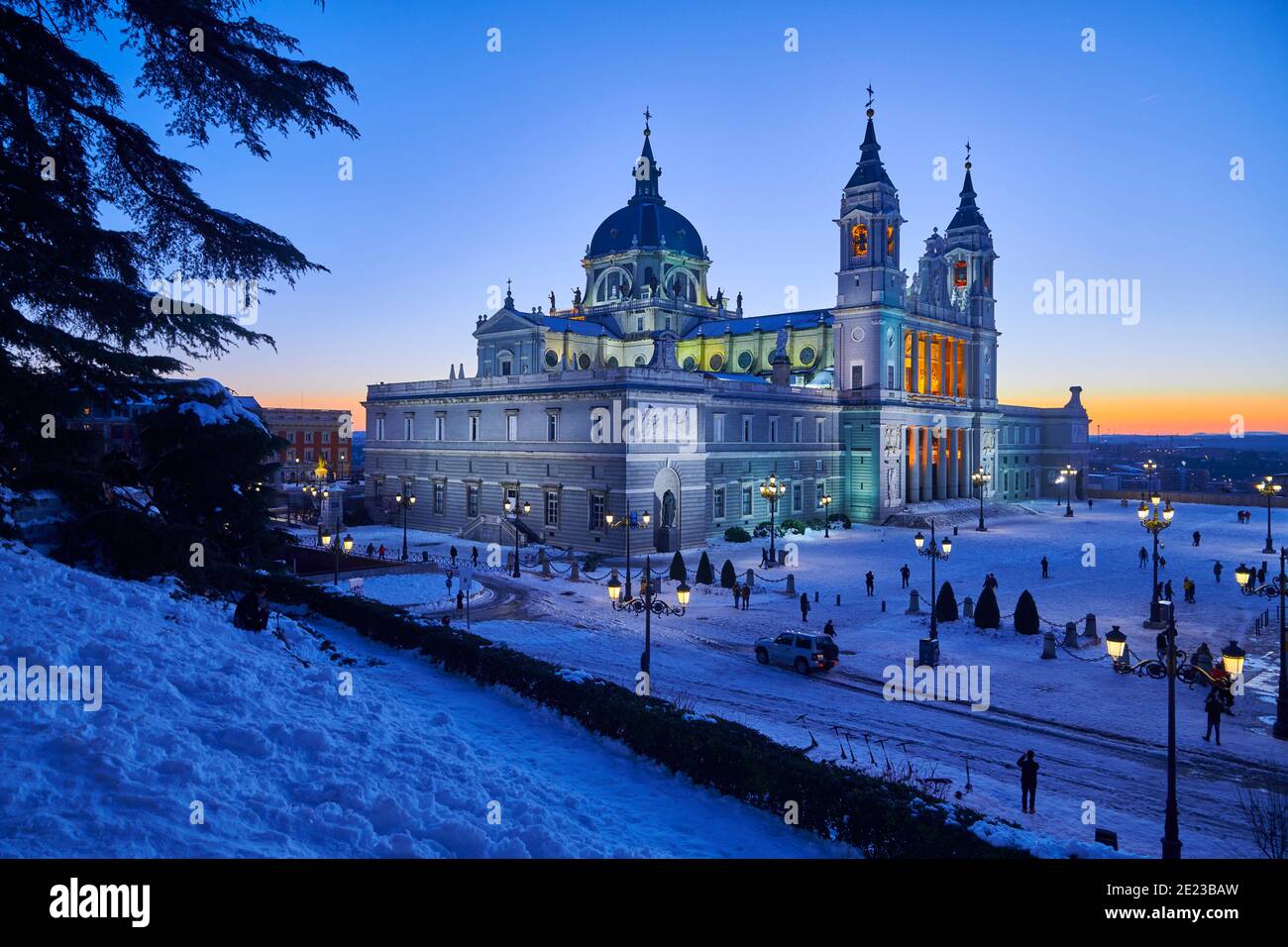 Madrid, Madrid, Spanien. Januar 2021. Blick auf die Kathedrale von La Almudena mit einem großen Platz im Schnee bei Sonnenuntergang und Menschen, die Fotos machen und genießen Sie am 11. Januar 2021 in Madrid, Spanien. Storm Filomena brachte mehr als 50 cm Schnee in die spanische Hauptstadt, der meiste seit Jahrzehnten. Kredit: Jack Abuin/ZUMA Wire/Alamy Live Nachrichten Stockfoto