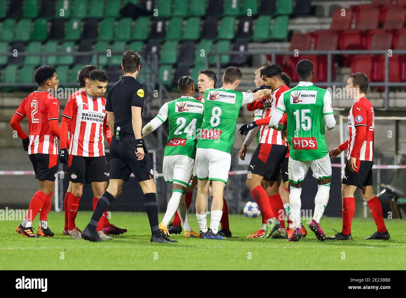 DORDRECHT, NIEDERLANDE - JANUAR 11: Kleiner Kampf während des Spiels mit Mees Kreekels von Jong PSV und Jari Schuurman vom FC Dordrecht während der niederländischen Ke Stockfoto