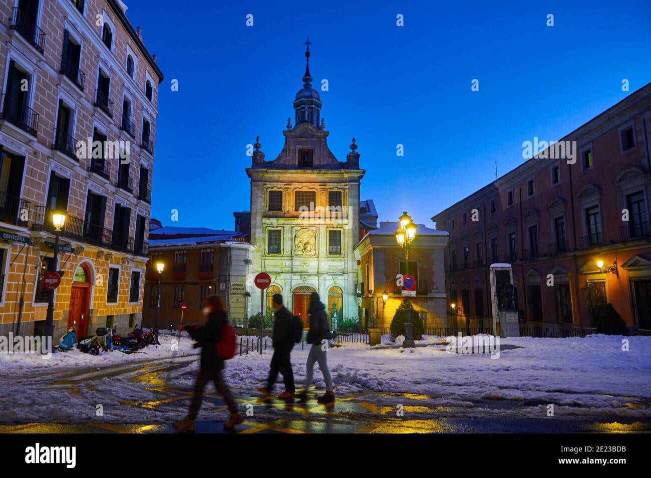 Madrid, Madrid, Spanien. Januar 2021. Blick auf die Kathedrale der Streitkräfte bei Sonnenuntergang am 11. Januar 2021 in Madrid, Spanien. Storm Filomena brachte mehr als 50 cm Schnee in die spanische Hauptstadt, der meiste seit Jahrzehnten. Kredit: Jack Abuin/ZUMA Wire/Alamy Live Nachrichten Stockfoto