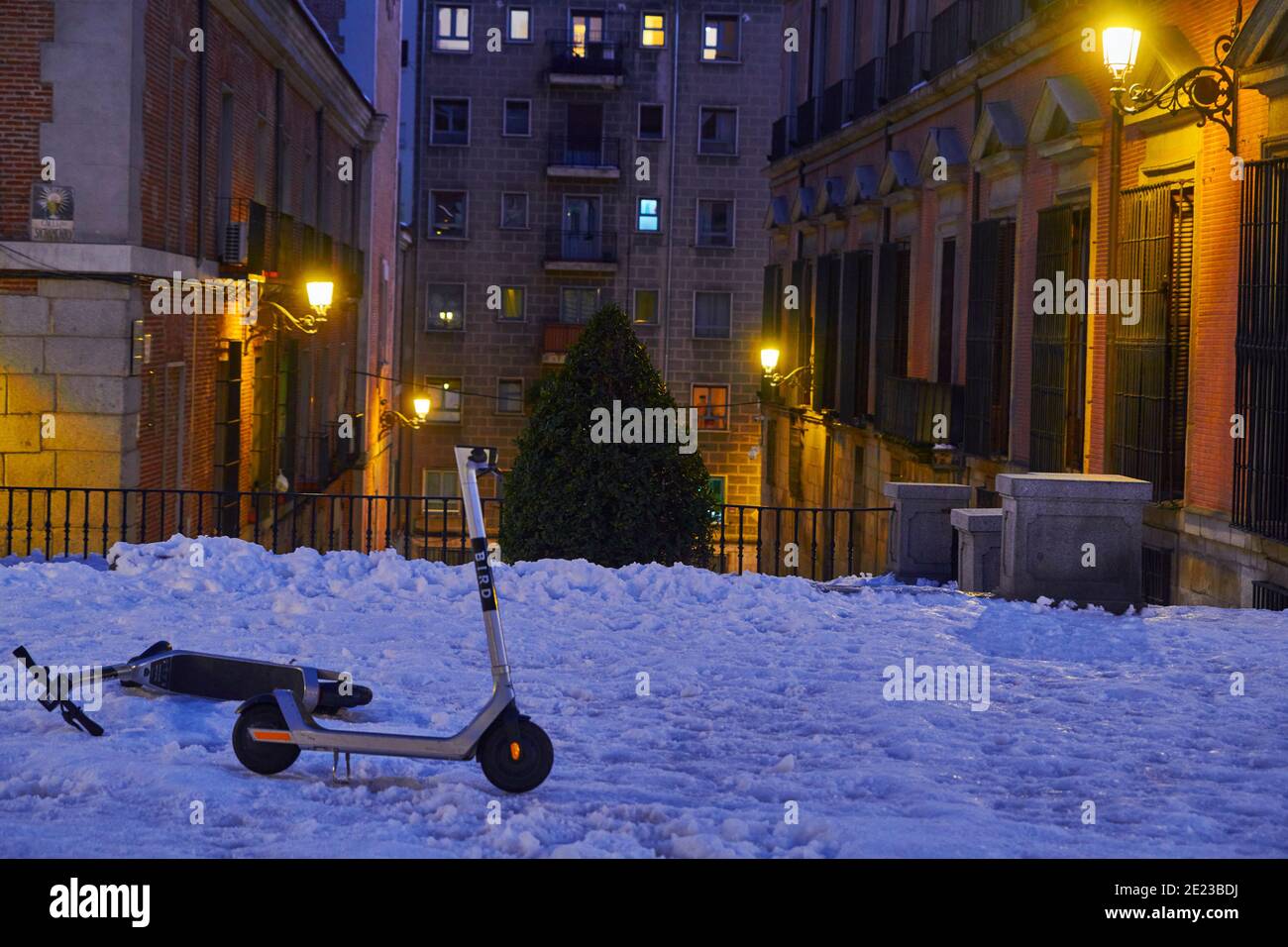 Madrid, Madrid, Spanien. Januar 2021. Roller auf verschneiten Straßen am 11. Januar 2021 in Madrid, Spanien. Storm Filomena brachte mehr als 50 cm Schnee in die spanische Hauptstadt, der meiste seit Jahrzehnten. Kredit: Jack Abuin/ZUMA Wire/Alamy Live Nachrichten Stockfoto