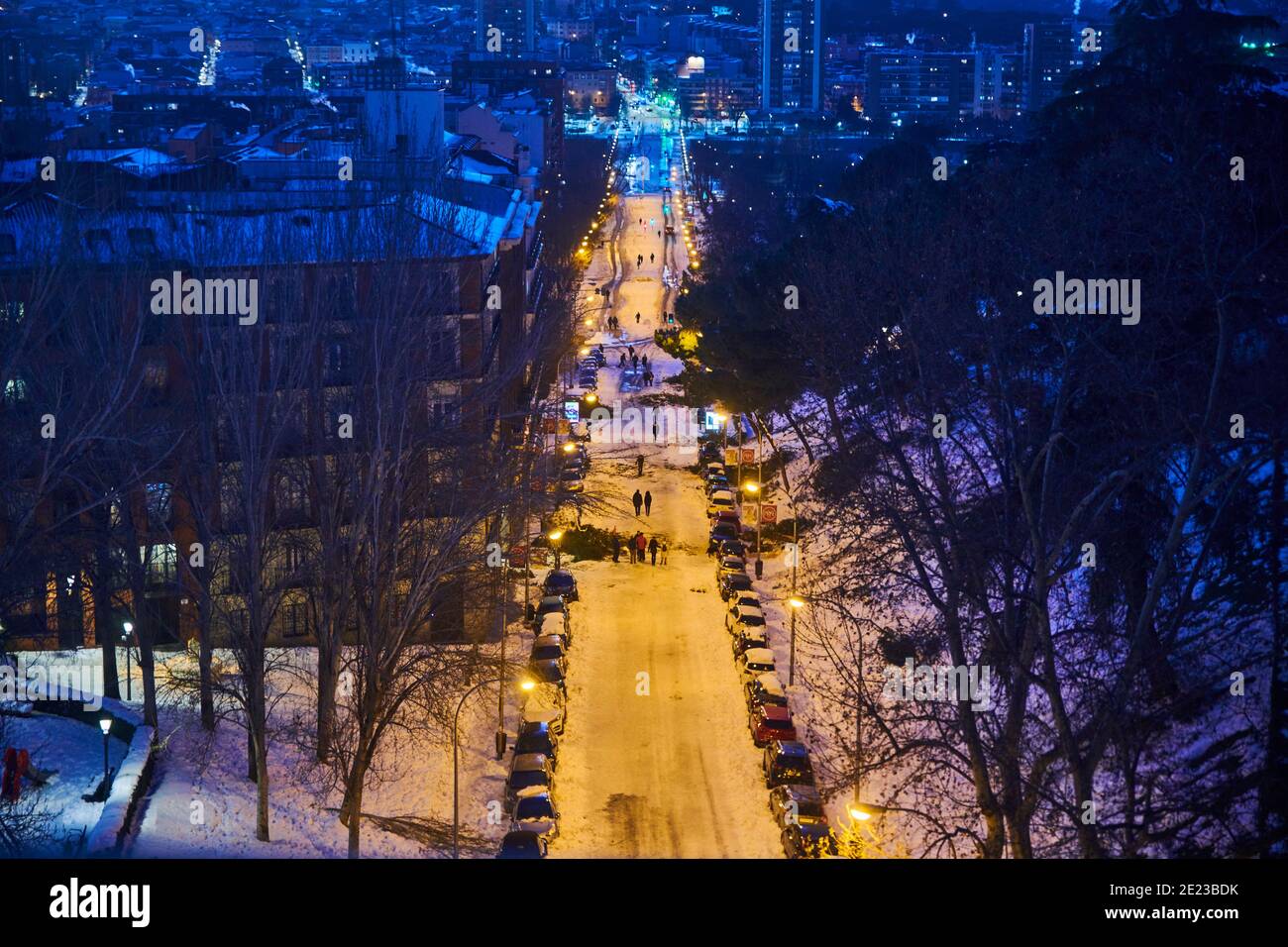 Madrid, Madrid, Spanien. Januar 2021. Blick auf den Atenas Park und die Ronda de Segovia Straße aus der Höhe mit Menschen, die am 11. Januar 2021 in Madrid, Spanien, Fotos machen und die verschneite Landschaft genießen. Storm Filomena brachte mehr als 50 cm Schnee in die spanische Hauptstadt, der meiste seit Jahrzehnten. Kredit: Jack Abuin/ZUMA Wire/Alamy Live Nachrichten Stockfoto