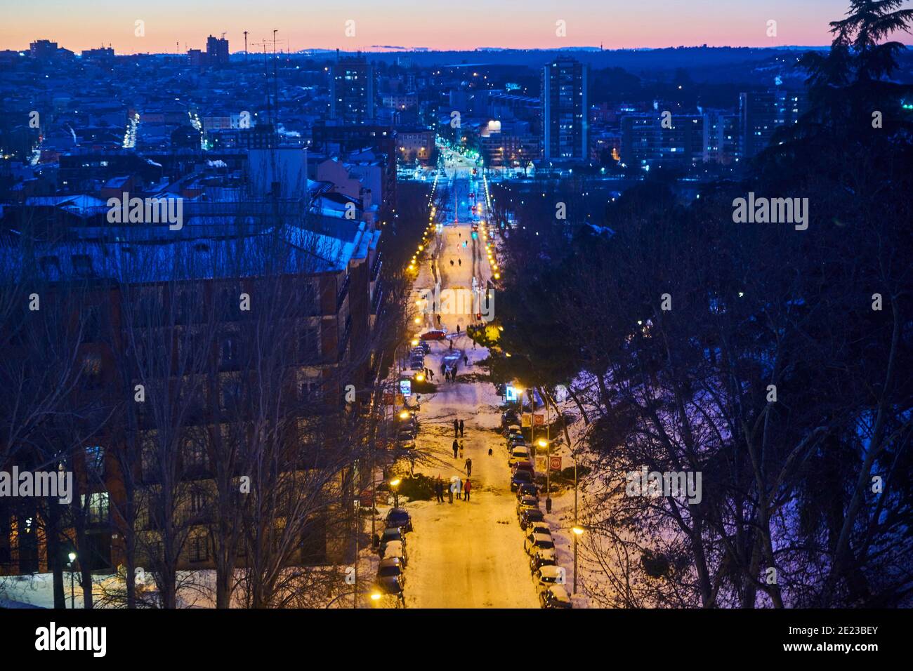 Madrid, Madrid, Spanien. Januar 2021. Blick auf den Atenas Park und die Ronda de Segovia Straße aus der Höhe mit Menschen, die am 11. Januar 2021 in Madrid, Spanien, Fotos machen und die verschneite Landschaft genießen. Storm Filomena brachte mehr als 50 cm Schnee in die spanische Hauptstadt, der meiste seit Jahrzehnten. Kredit: Jack Abuin/ZUMA Wire/Alamy Live Nachrichten Stockfoto