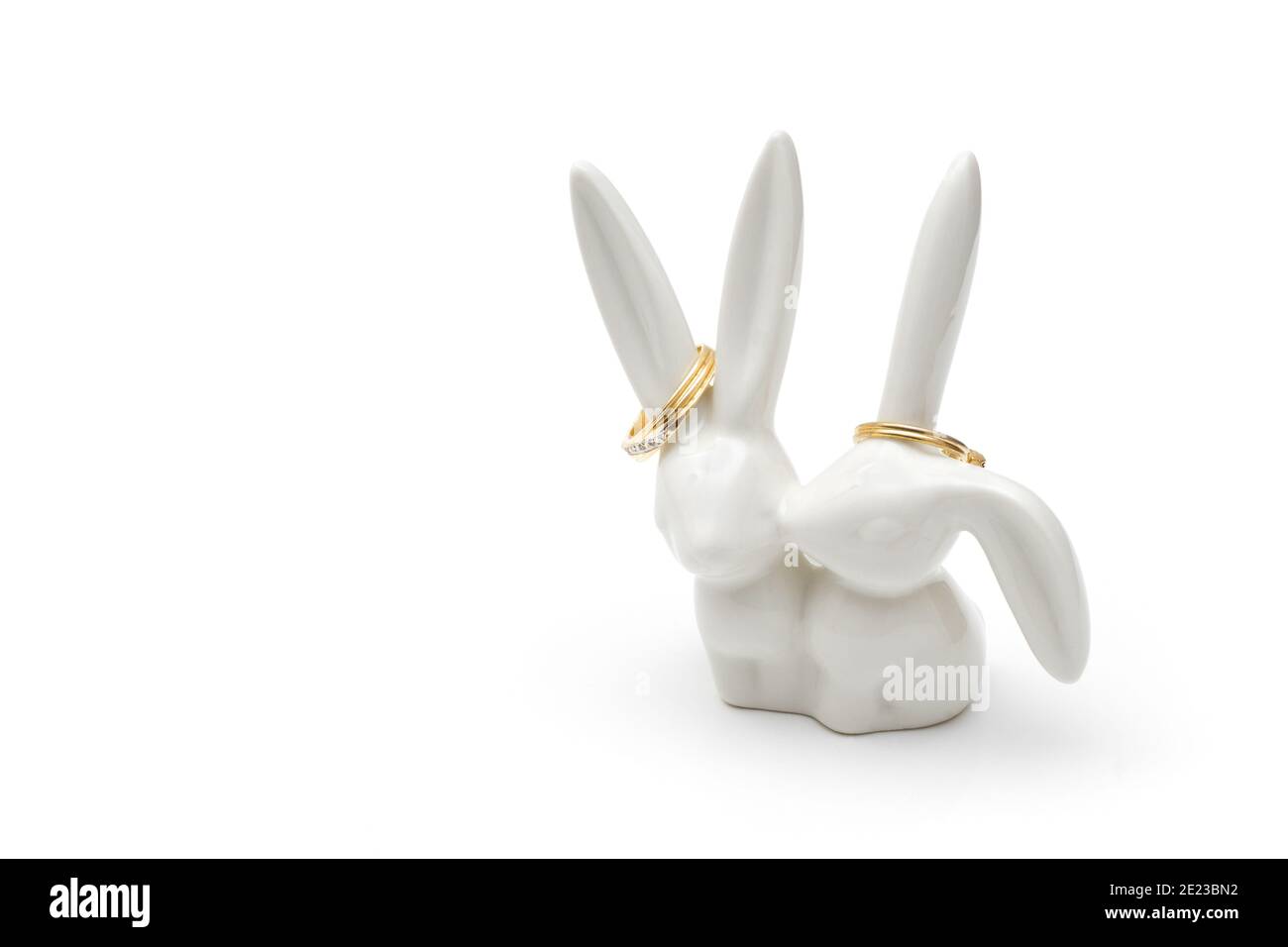 Niedliche Keramik Hasen Ringhalter auf weiß mit Kopierraum Stockfoto