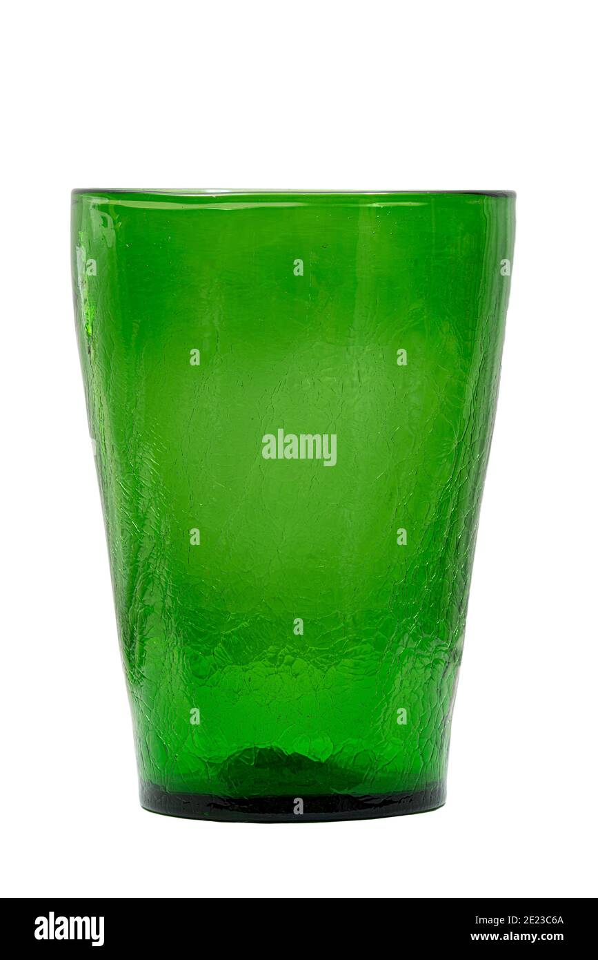 Vertikale Aufnahme einer leeren grünen Designer-Glasvase isoliert auf weiß. Stockfoto