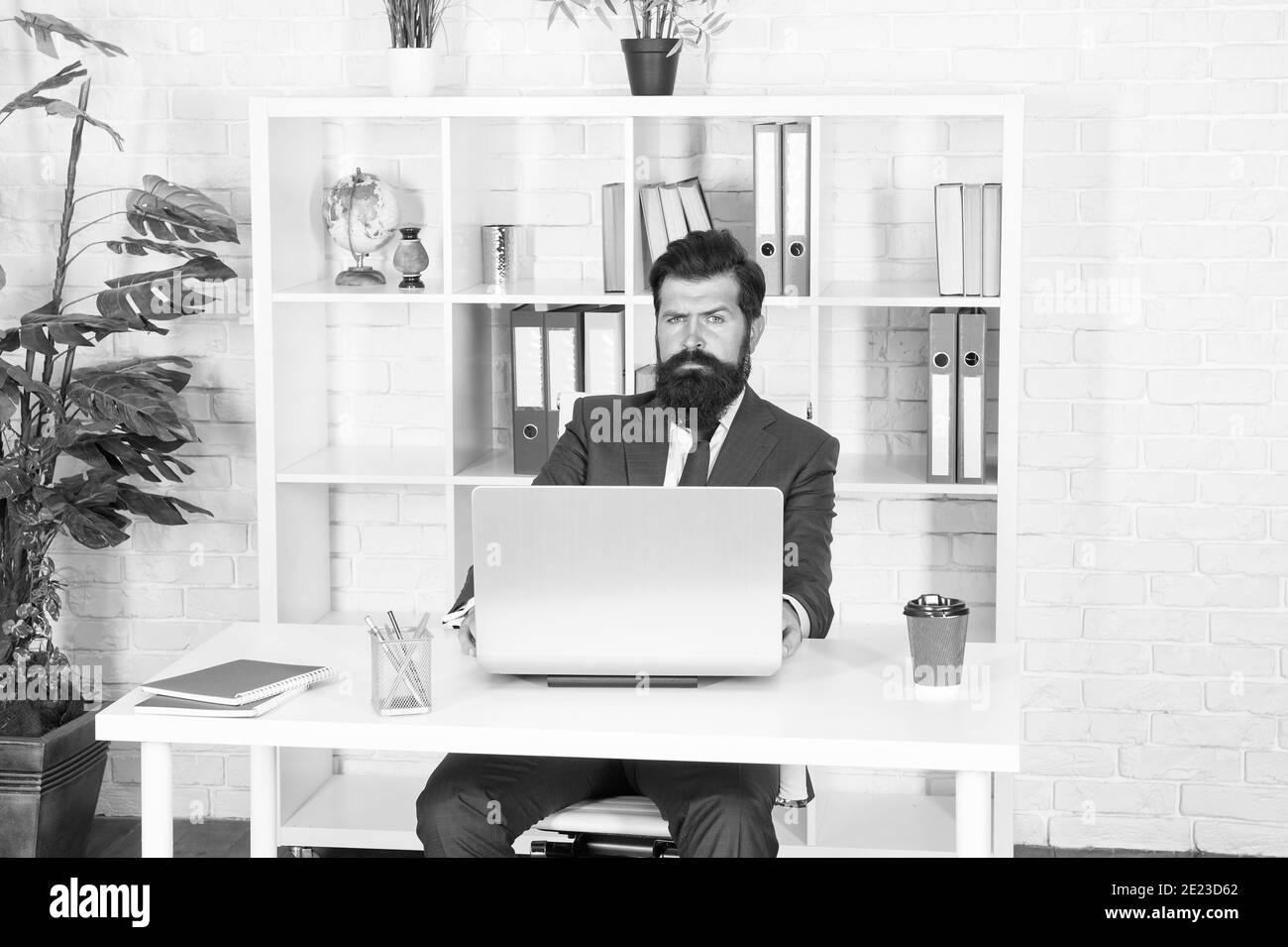 Mann seriöse Buchhalter im Büro Online-Business-Laptop, Cloud-Storage-Konzept. Stockfoto