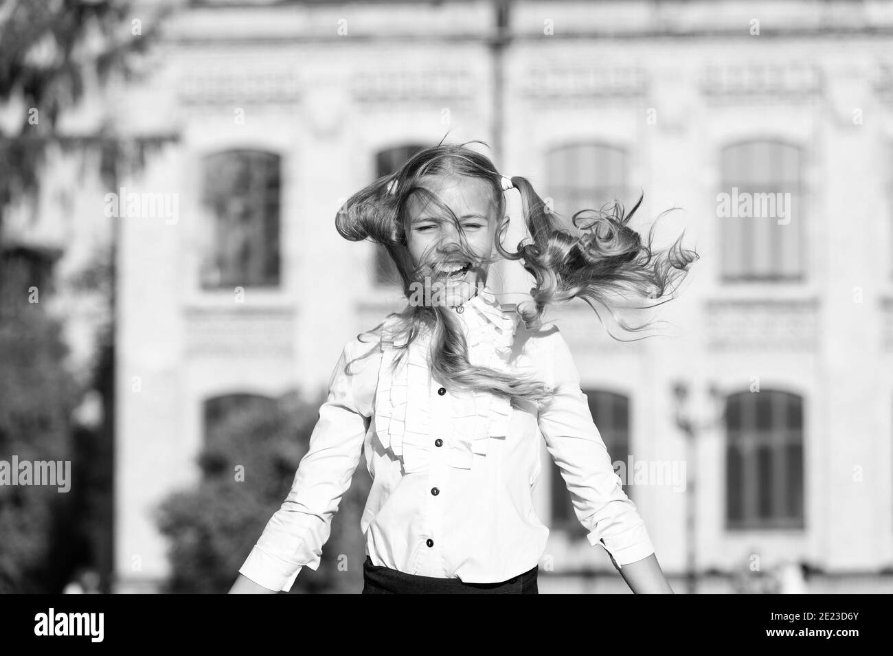 Kleine Mädchen spielen mit langen gesunden glänzenden Frisur, Feel free Konzept. Stockfoto