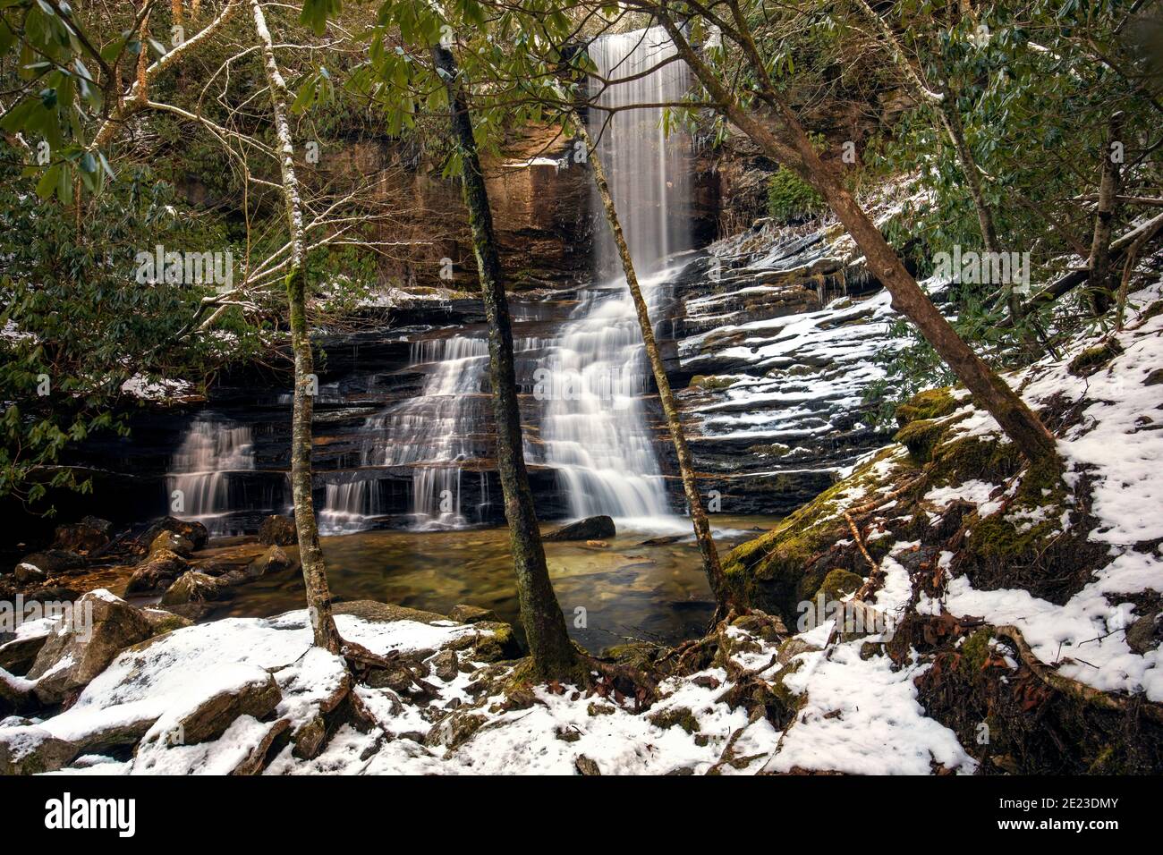 Winterlandschaft bei Raven Rock Falls - Lake Toxaway, in der Nähe von Brevard, North Carolina, USA Stockfoto