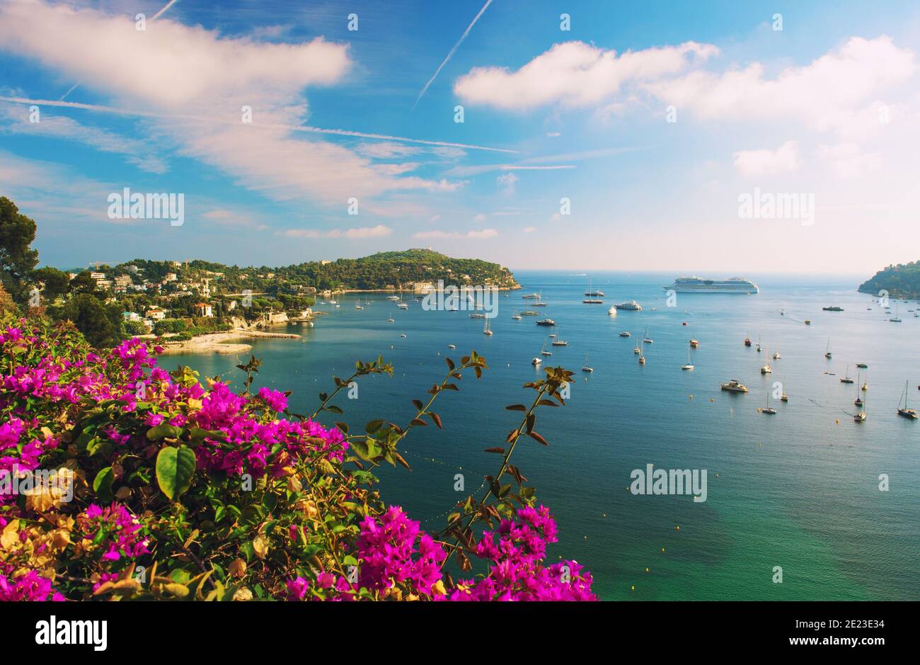Französische wiedergeburt, Blick auf Villefranche-sur-Mer bei Nizza und Monaco. Landschaft am Meer mit Azaleen Blumen Stockfoto