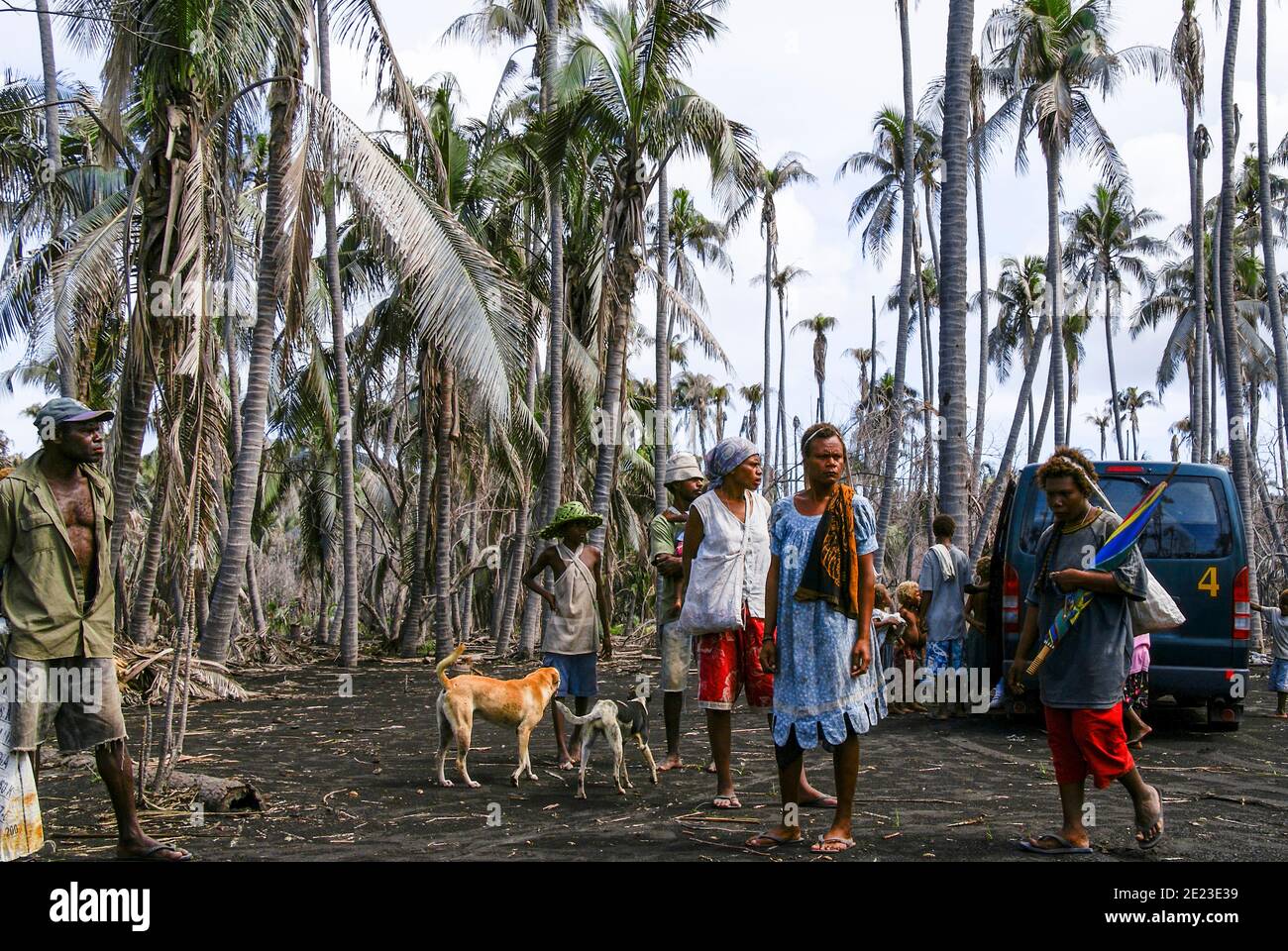 Lokale Leute, die ein Gebiet einrichten, um Waren zu verkaufen und mit Touristen zu besuchen. Ein lokaler Touristenbus ist bereits geparkt. Rabaul; Papua-Neuguinea; NMR Stockfoto