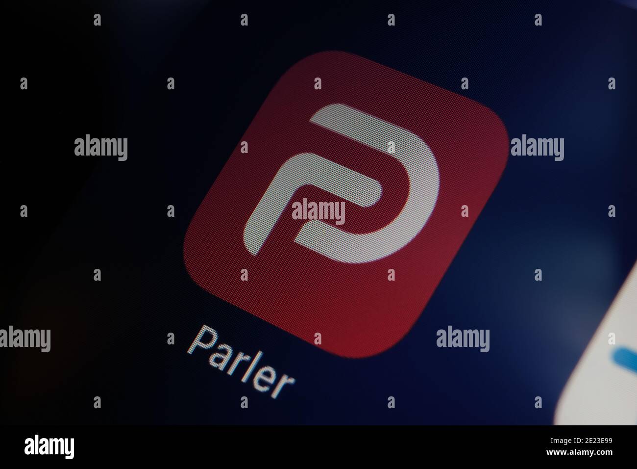 Parler App-Logo auf dem Bildschirm des iPad zu sehen. Parler ist eine Social-Media-Plattform, die in den USA verboten ist. Stockfoto